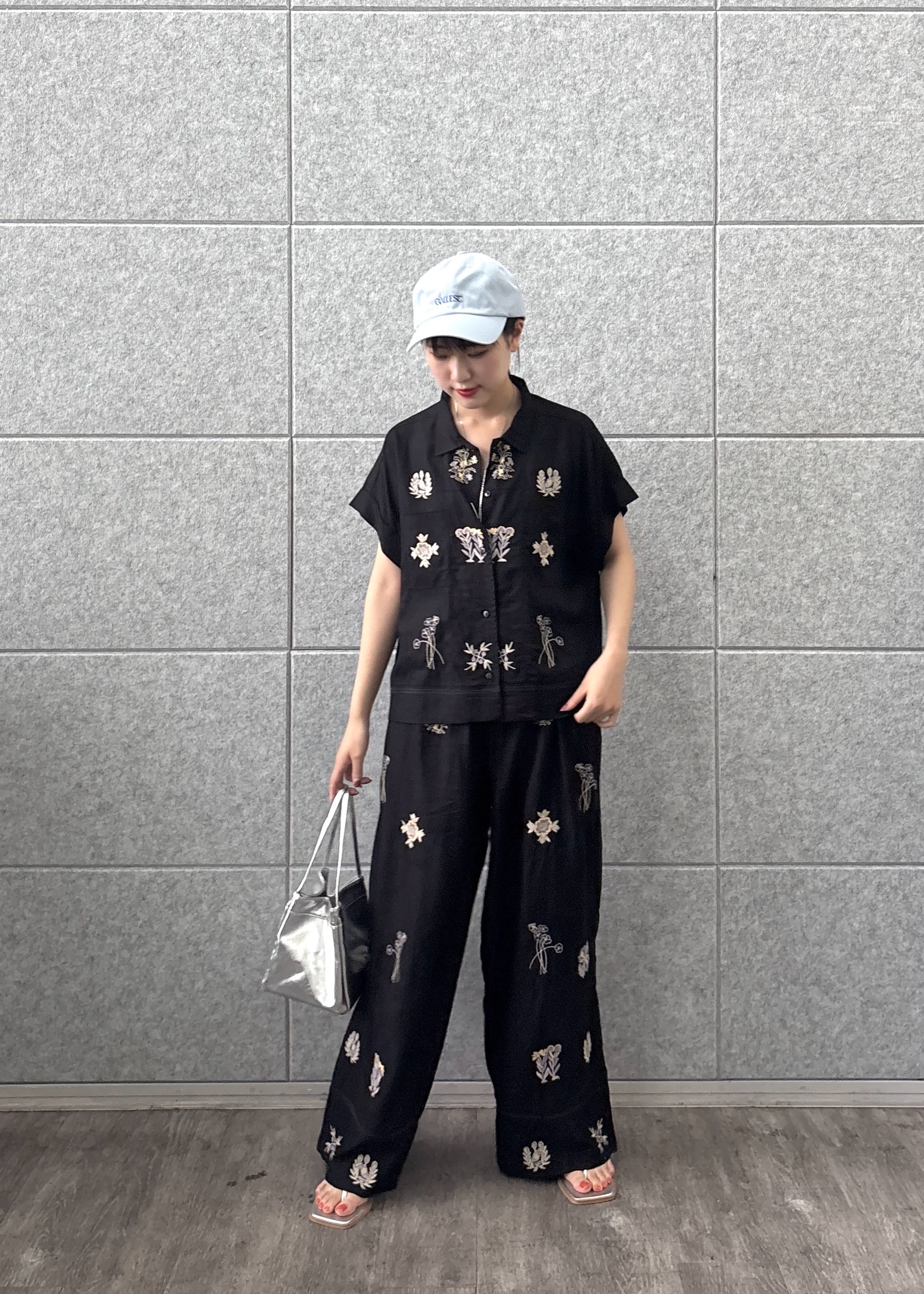 Renoさんの「INDIVI｜アート刺繍半袖シャツ【セットアップ可能】」を使ったコーディネート