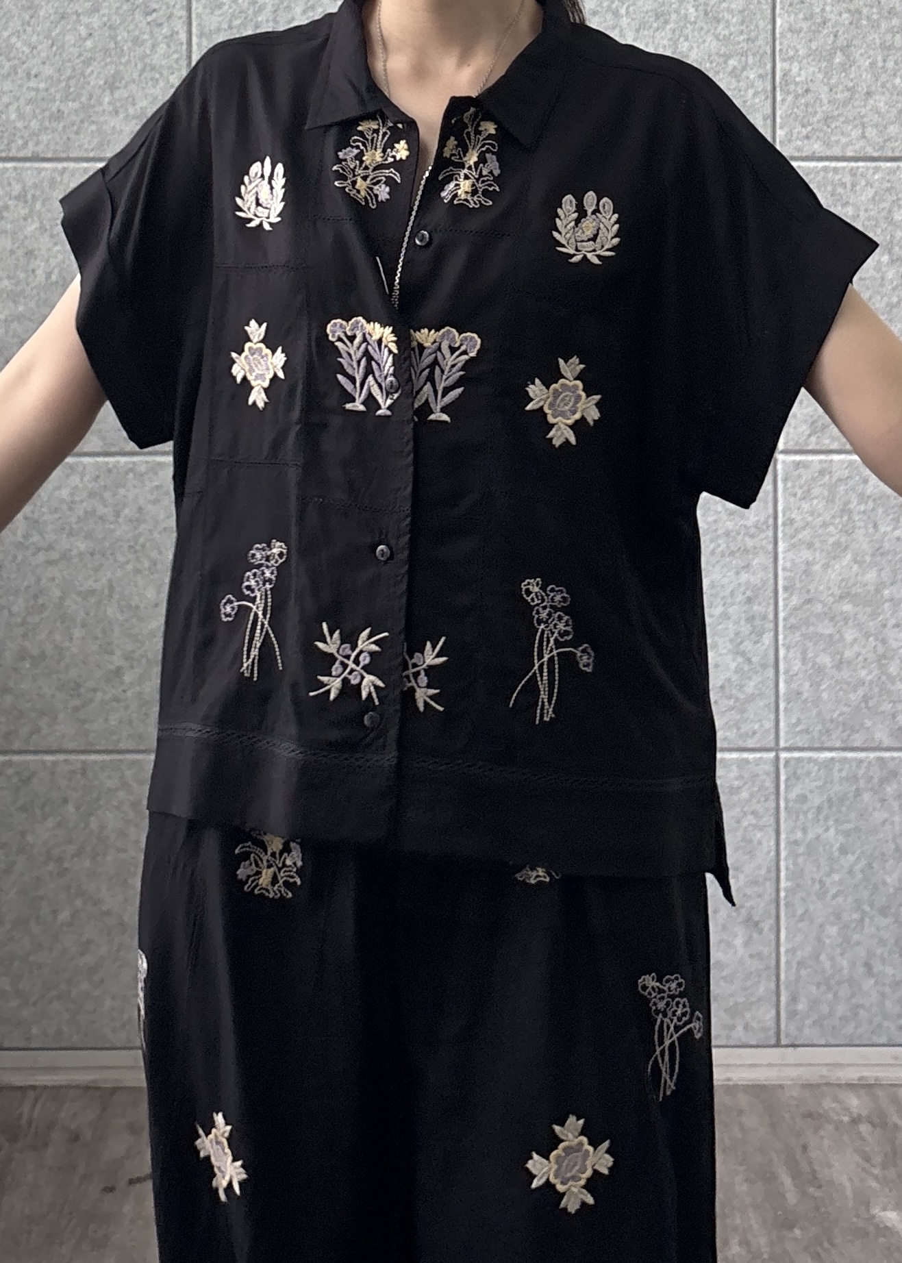 Renoさんの「INDIVI｜アート刺繍半袖シャツ【セットアップ可能】」を使ったコーディネート