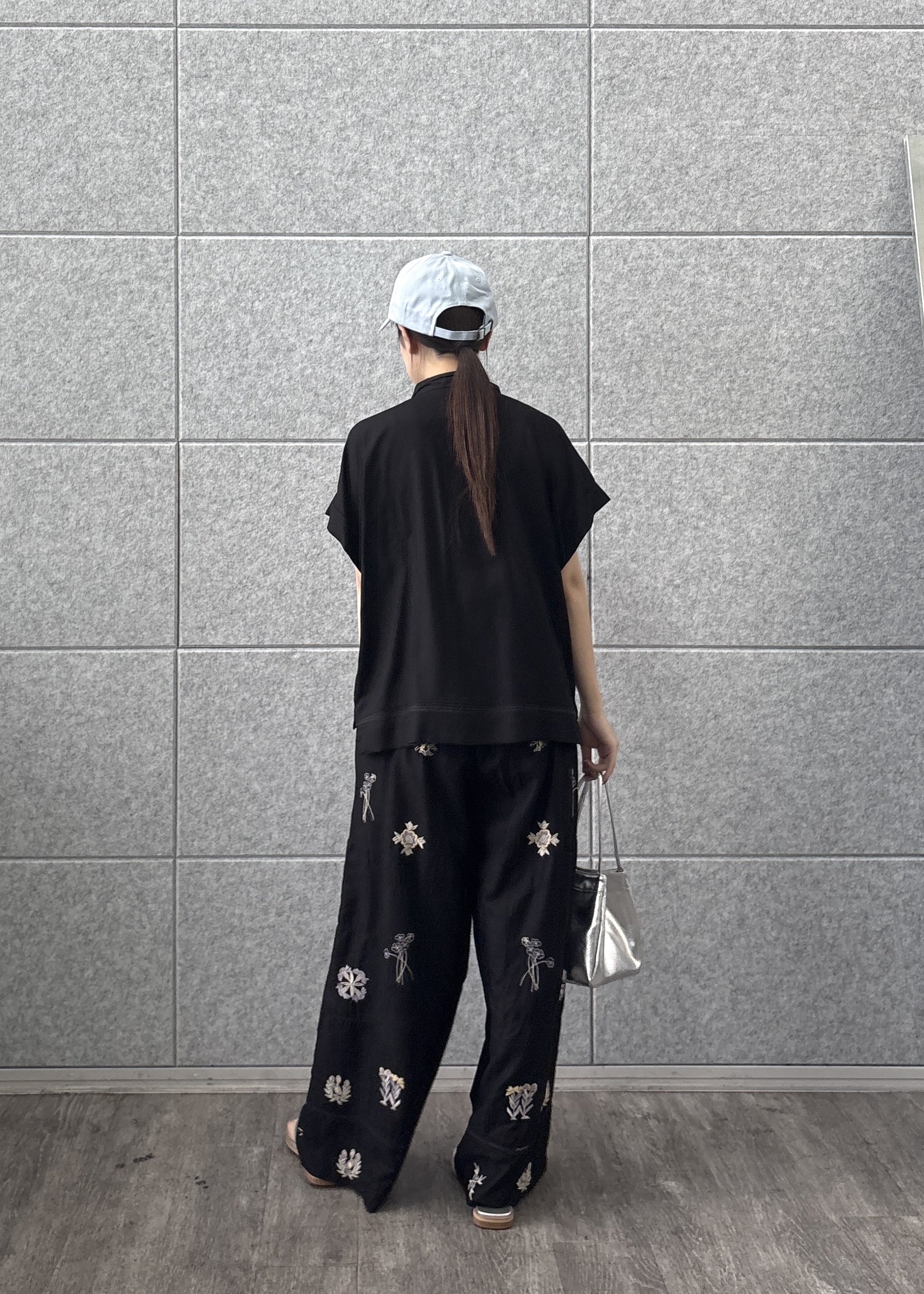 Renoさんの「INDIVI｜アート刺繍半袖シャツ【セットアップ可能】」を使ったコーディネート