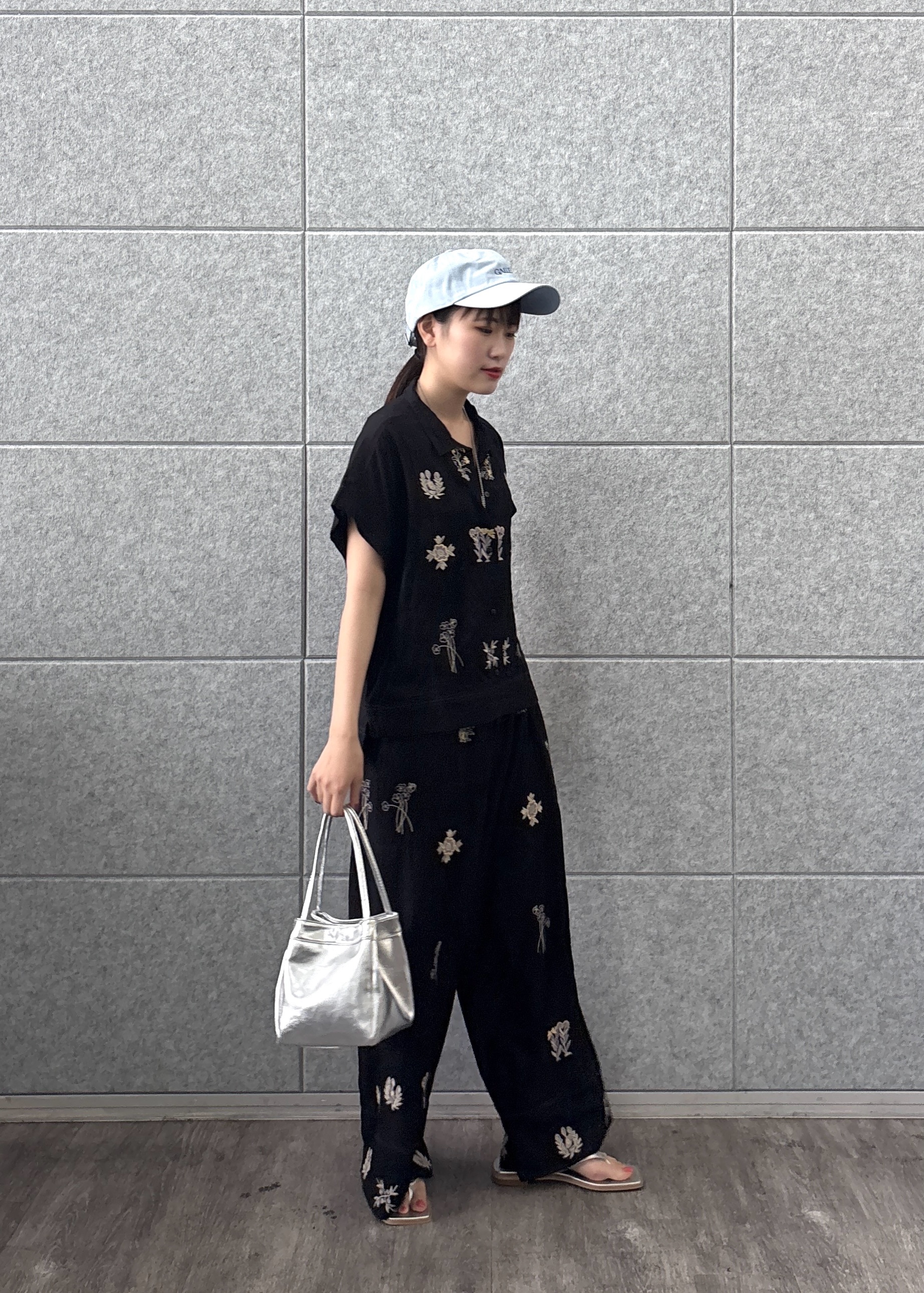 Renoさんの「INDIVI｜アート刺繍半袖シャツ【セットアップ可能】」を使ったコーディネート