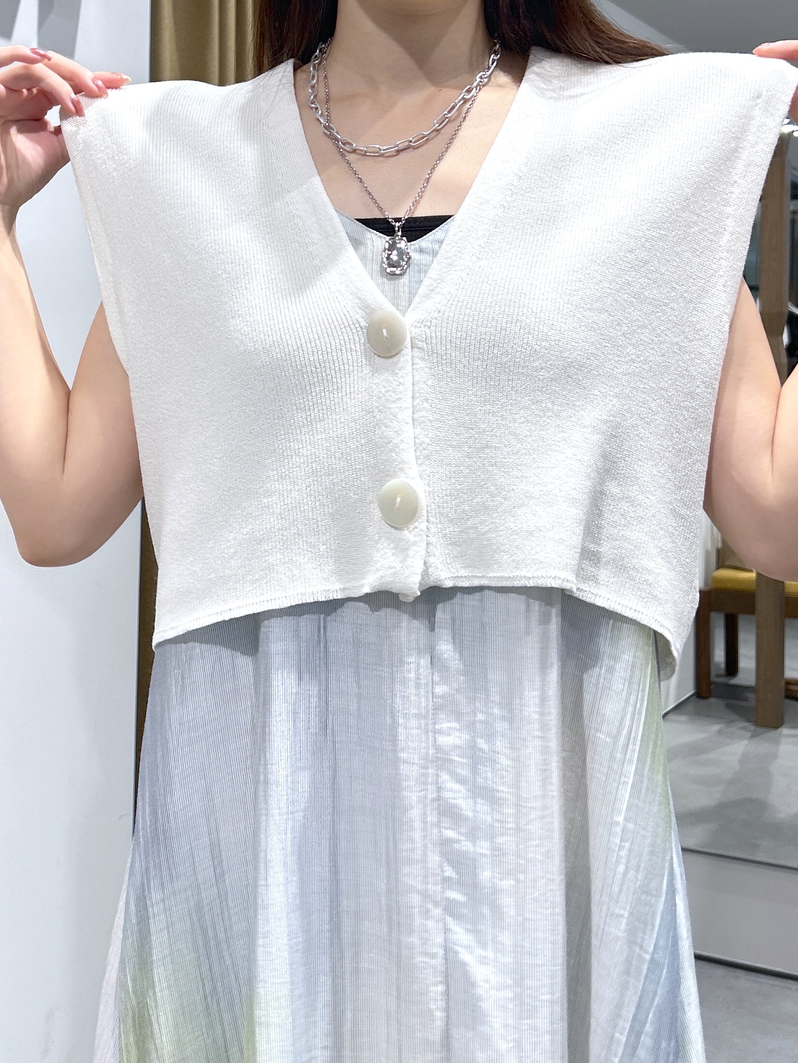 Renoさんの「INDIVI｜スリーブレスクロップドカーディガン」を使ったコーディネート