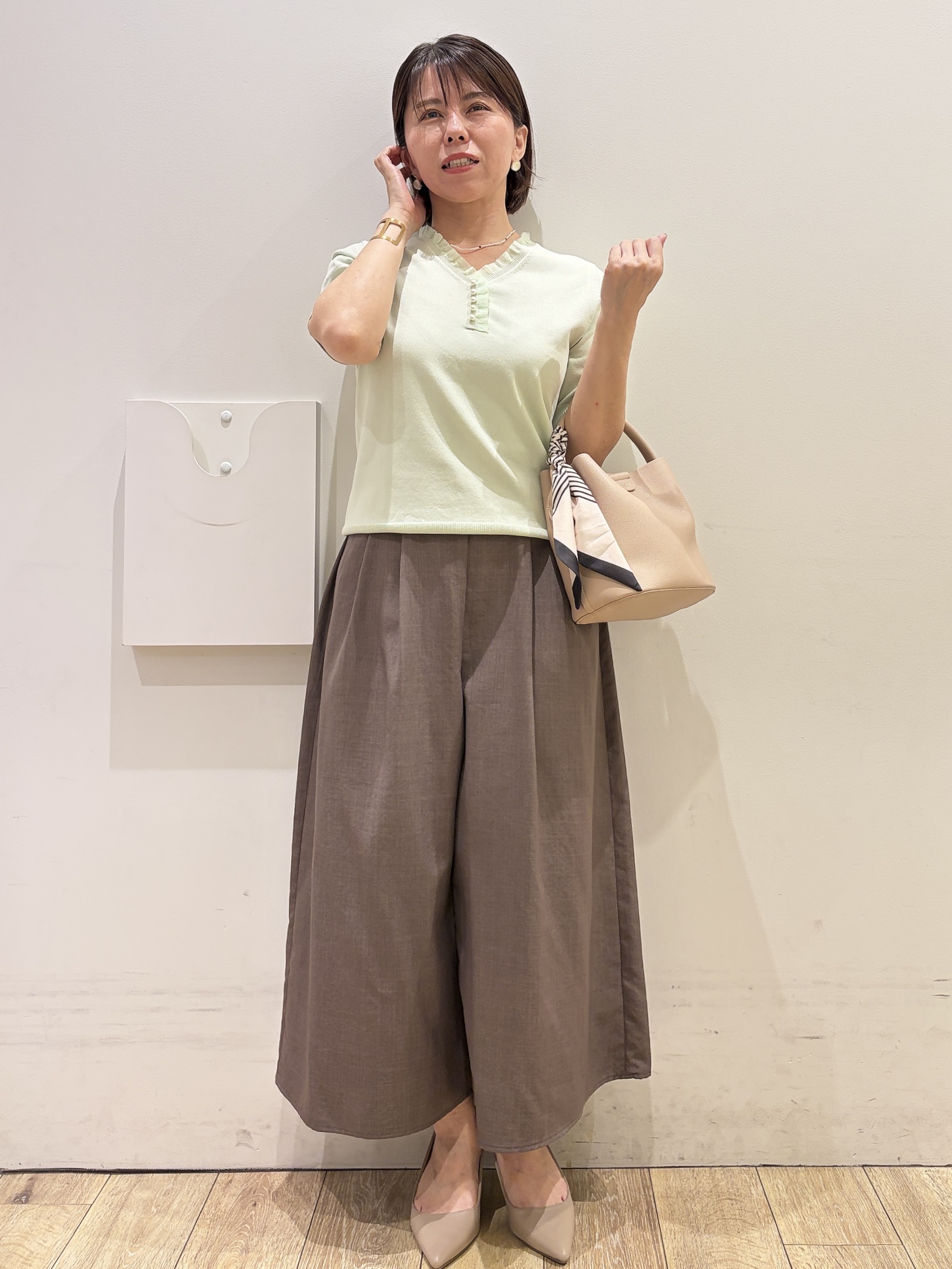 YUKOさんの「index｜フリルスキッパー半袖ニット【洗濯機OK】」を使ったコーディネート