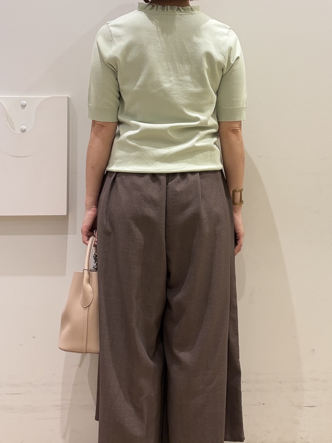 YUKOさんの「index｜フリルスキッパー半袖ニット【洗濯機OK】」を使ったコーディネート