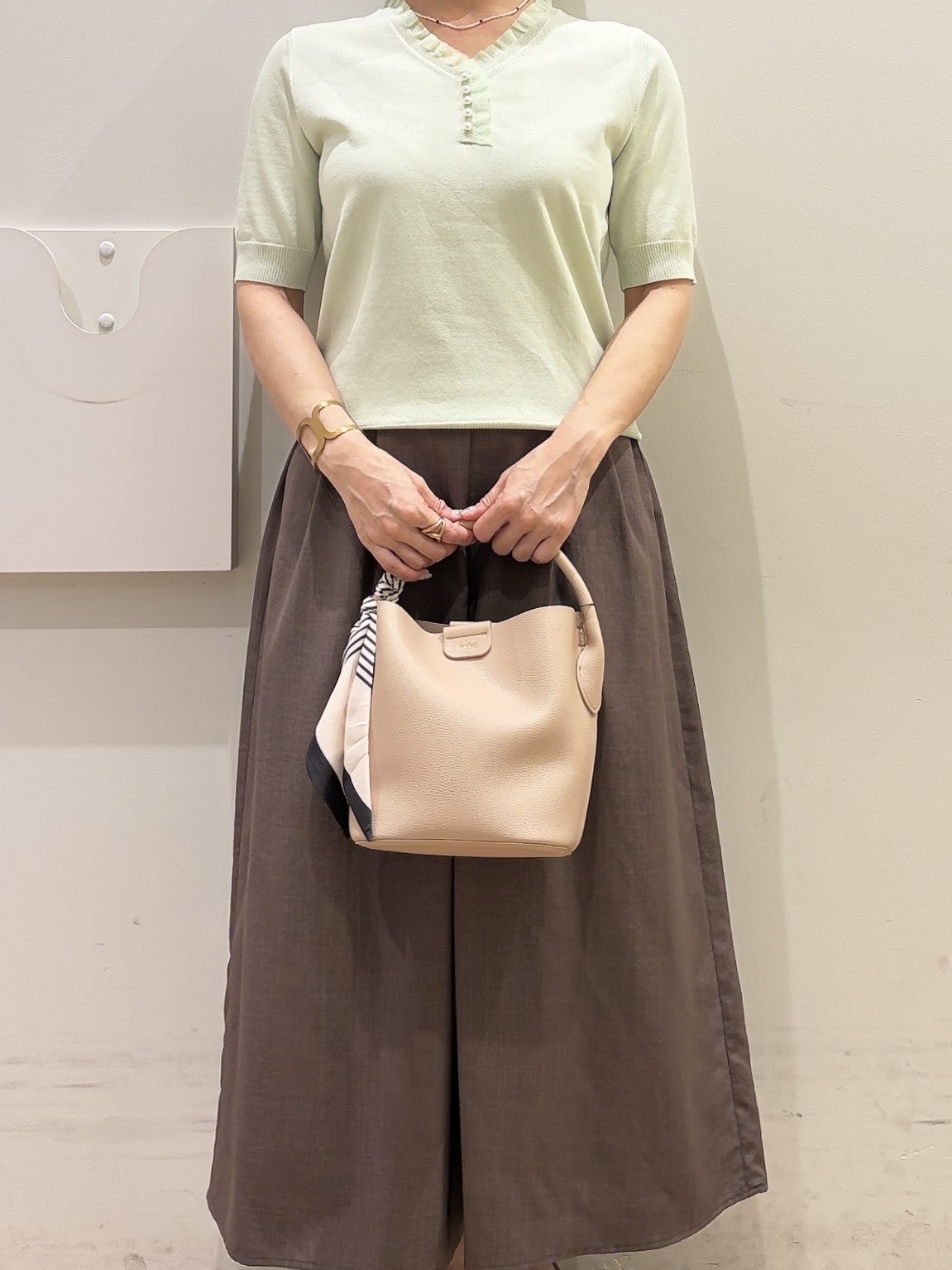 YUKOさんの「index｜フリルスキッパー半袖ニット【洗濯機OK】」を使ったコーディネート