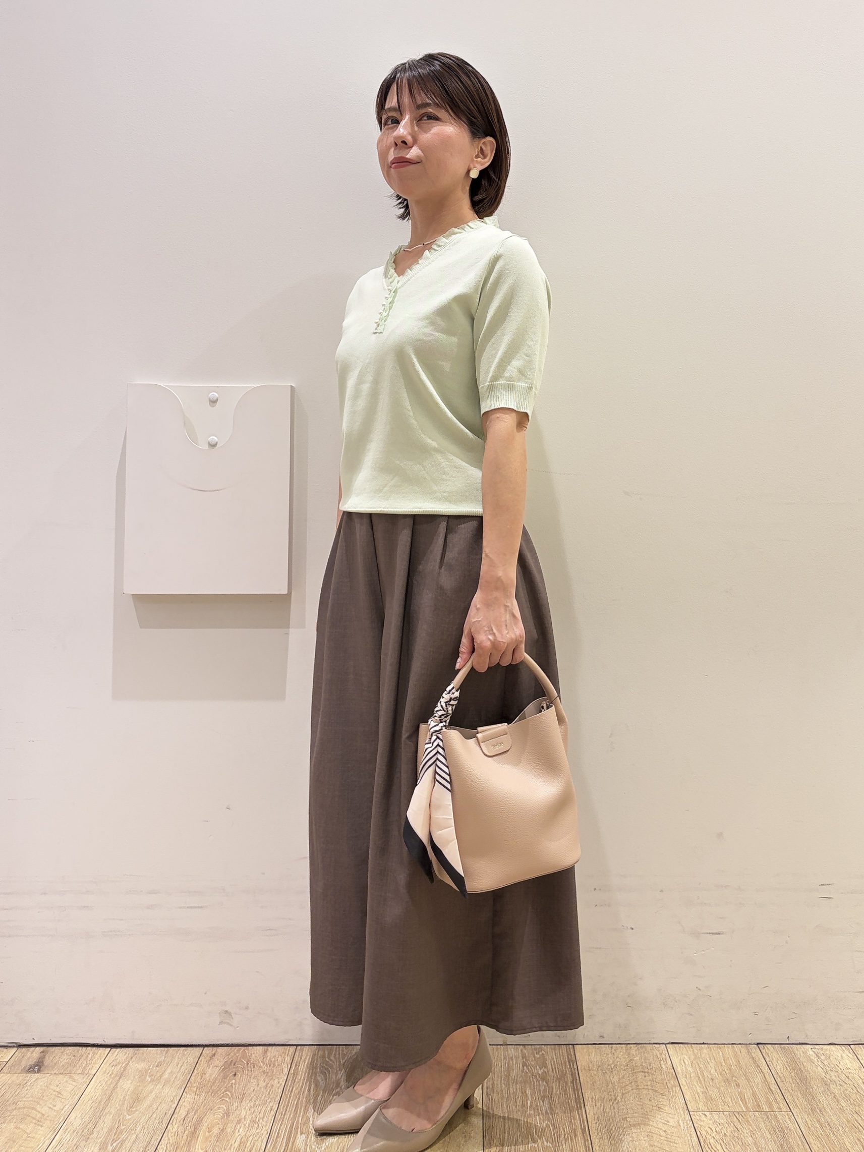 YUKOさんの「index｜フリルスキッパー半袖ニット【洗濯機OK】」を使ったコーディネート
