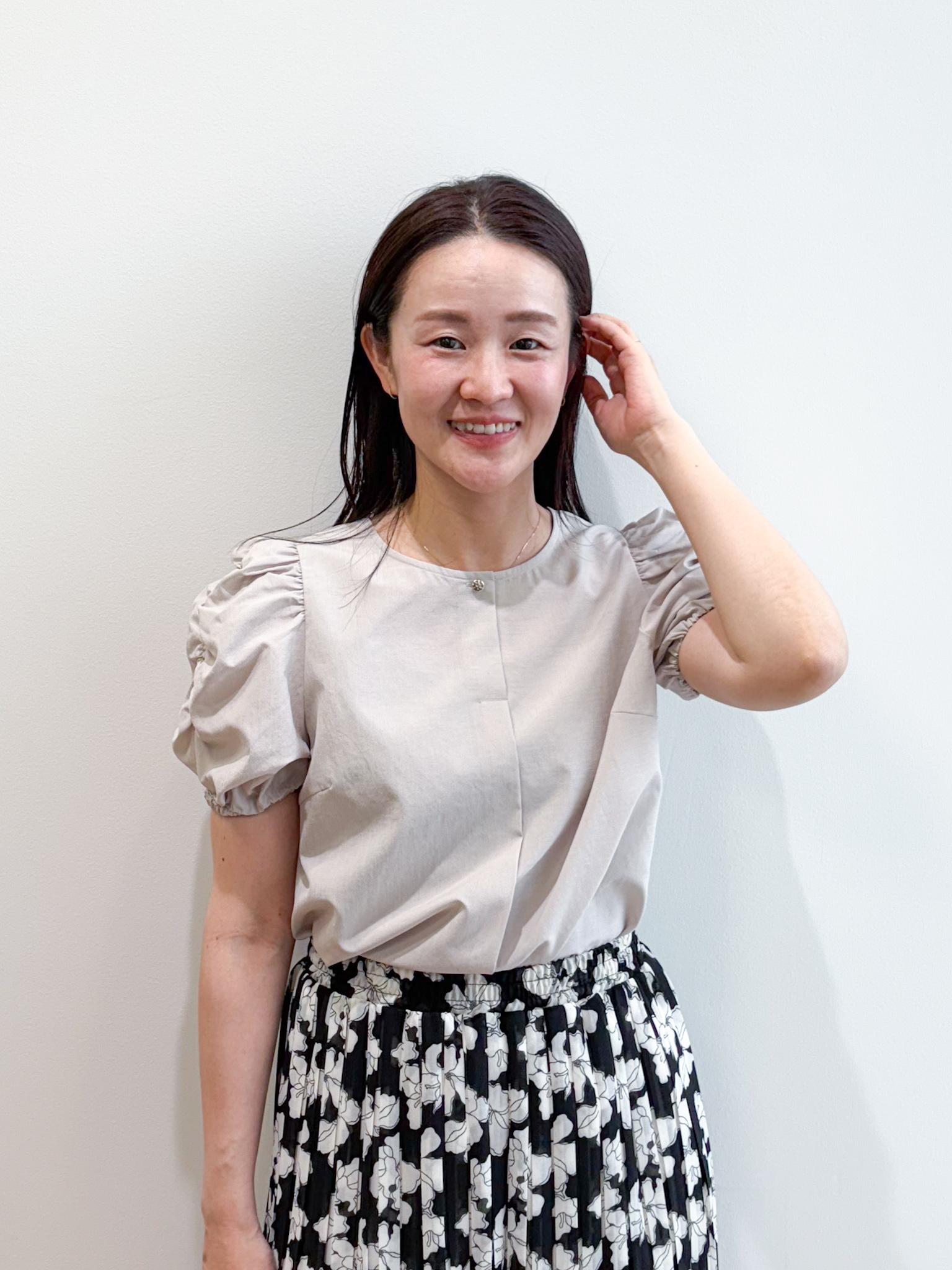 そねなおさんの「index｜【接触冷感／防シワ】シャーリングスリーブブラウス《洗濯機OK》」を使ったコーディネート