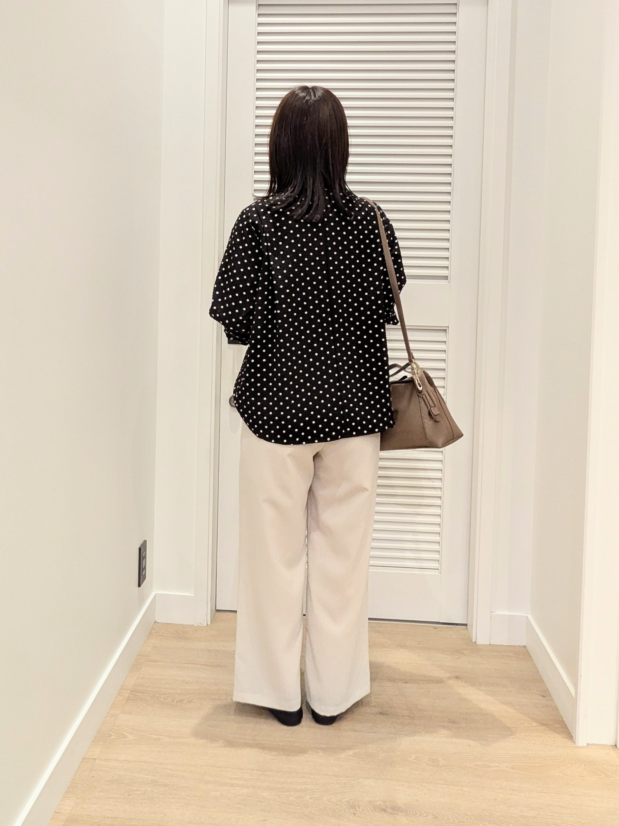 enさんの「Dessin｜【セットアップ可/UVカット】サッカー素材 キーネックブラウス」を使ったコーディネート