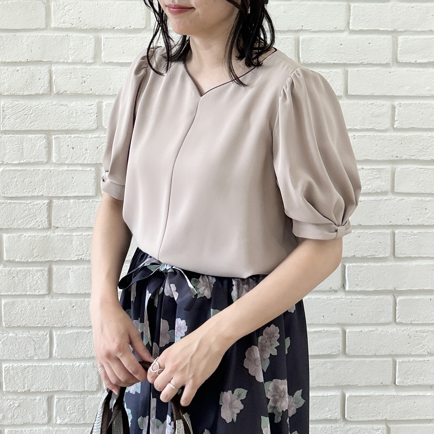 shinoさんの「Couture brooch｜【洗える】袖リボンデザイン ハートネック ブラウス」を使ったコーディネート