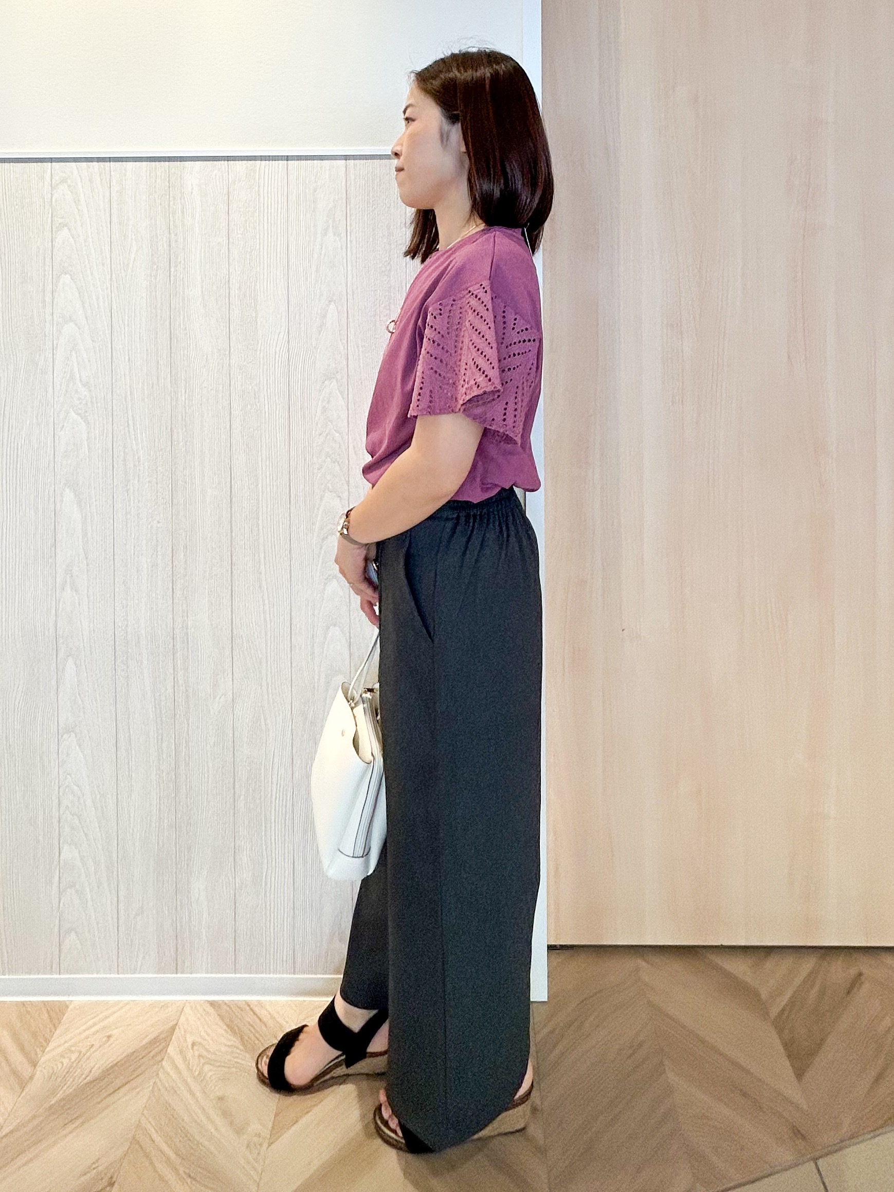 tomoさんの「SHOO･LA･RUE｜【汗じみ防止/ひんやり/S-LL】レースが華やか お袖フレアTシャツ」を使ったコーディネート