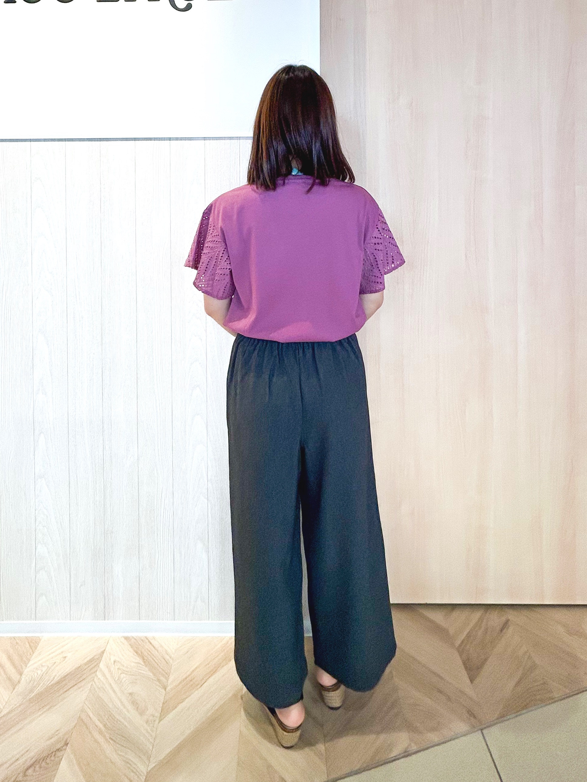 tomoさんの「SHOO･LA･RUE｜【汗じみ防止/ひんやり/S-LL】レースが華やか お袖フレアTシャツ」を使ったコーディネート