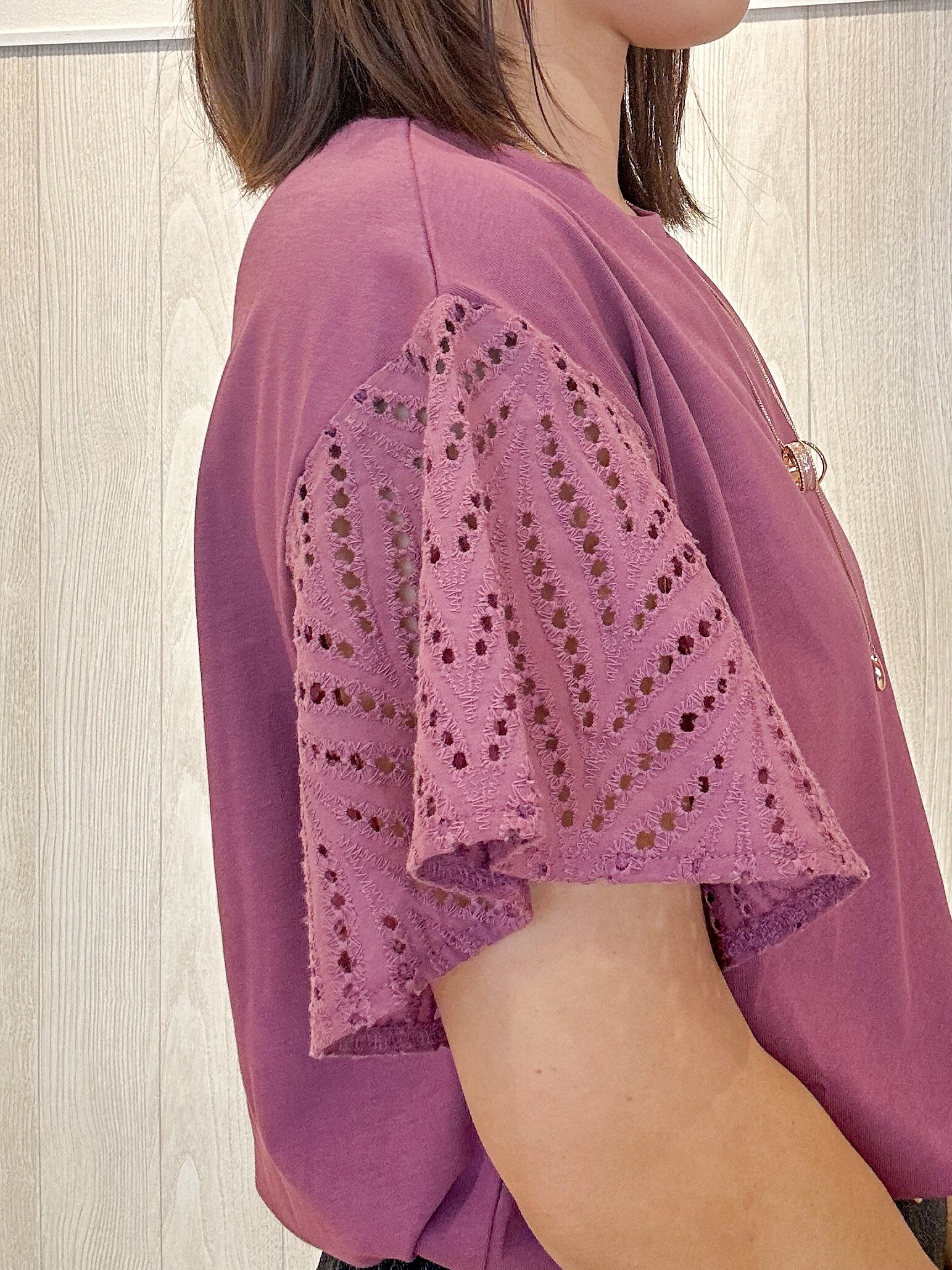 tomoさんの「SHOO･LA･RUE｜【汗じみ防止/ひんやり/S-LL】レースが華やか お袖フレアTシャツ」を使ったコーディネート