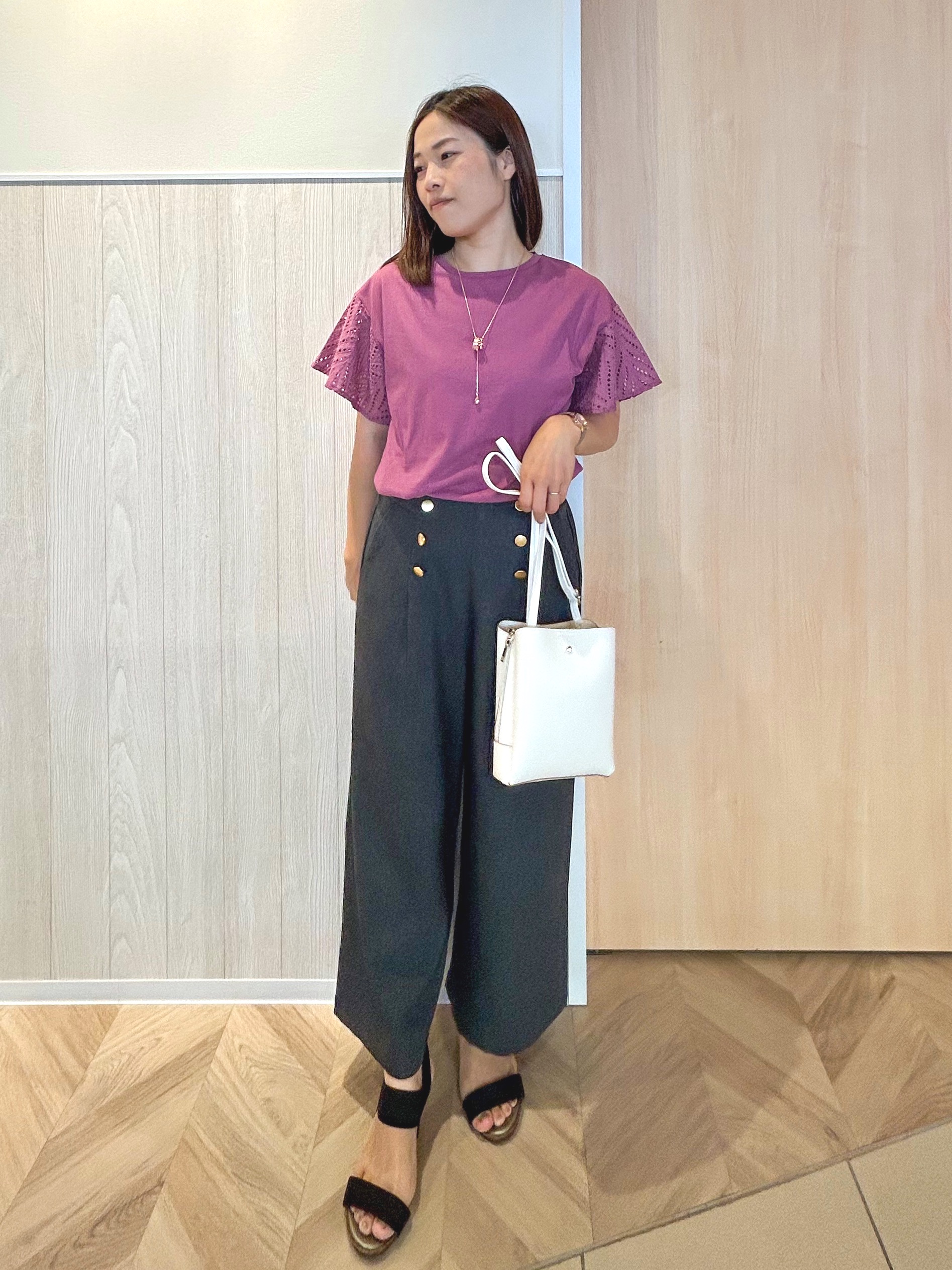 tomoさんの「SHOO･LA･RUE｜【汗じみ防止/ひんやり/S-LL】レースが華やか お袖フレアTシャツ」を使ったコーディネート