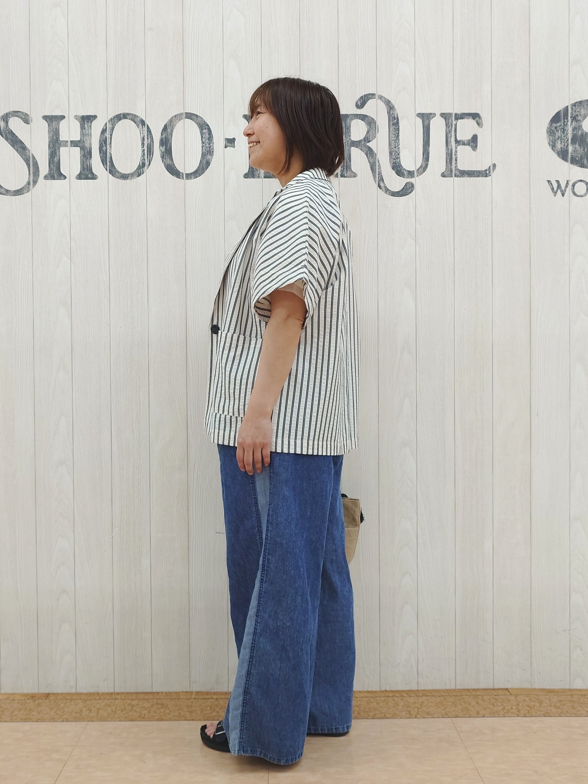 とろろさんの「SHOO･LA･RUE｜【ひんやり/吸水速乾/セットアップ可】羽織るだけで主役になる サッカーストライプシャツジャケット」を使ったコーディネート