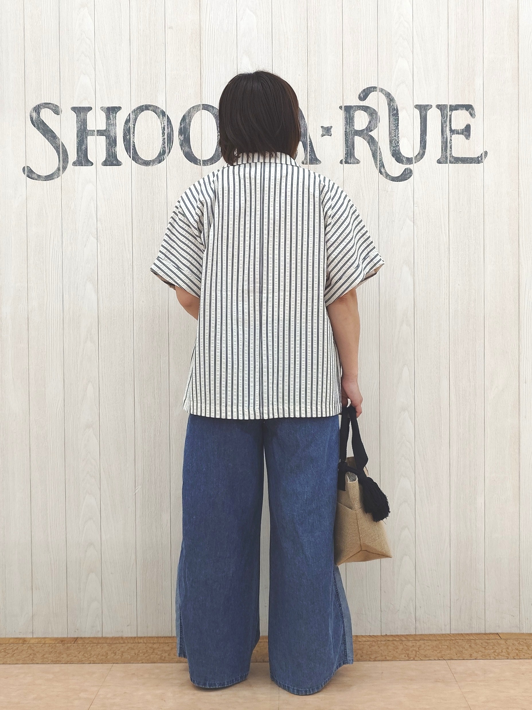 とろろさんの「SHOO･LA･RUE｜【ひんやり/吸水速乾/セットアップ可】羽織るだけで主役になる サッカーストライプシャツジャケット」を使ったコーディネート