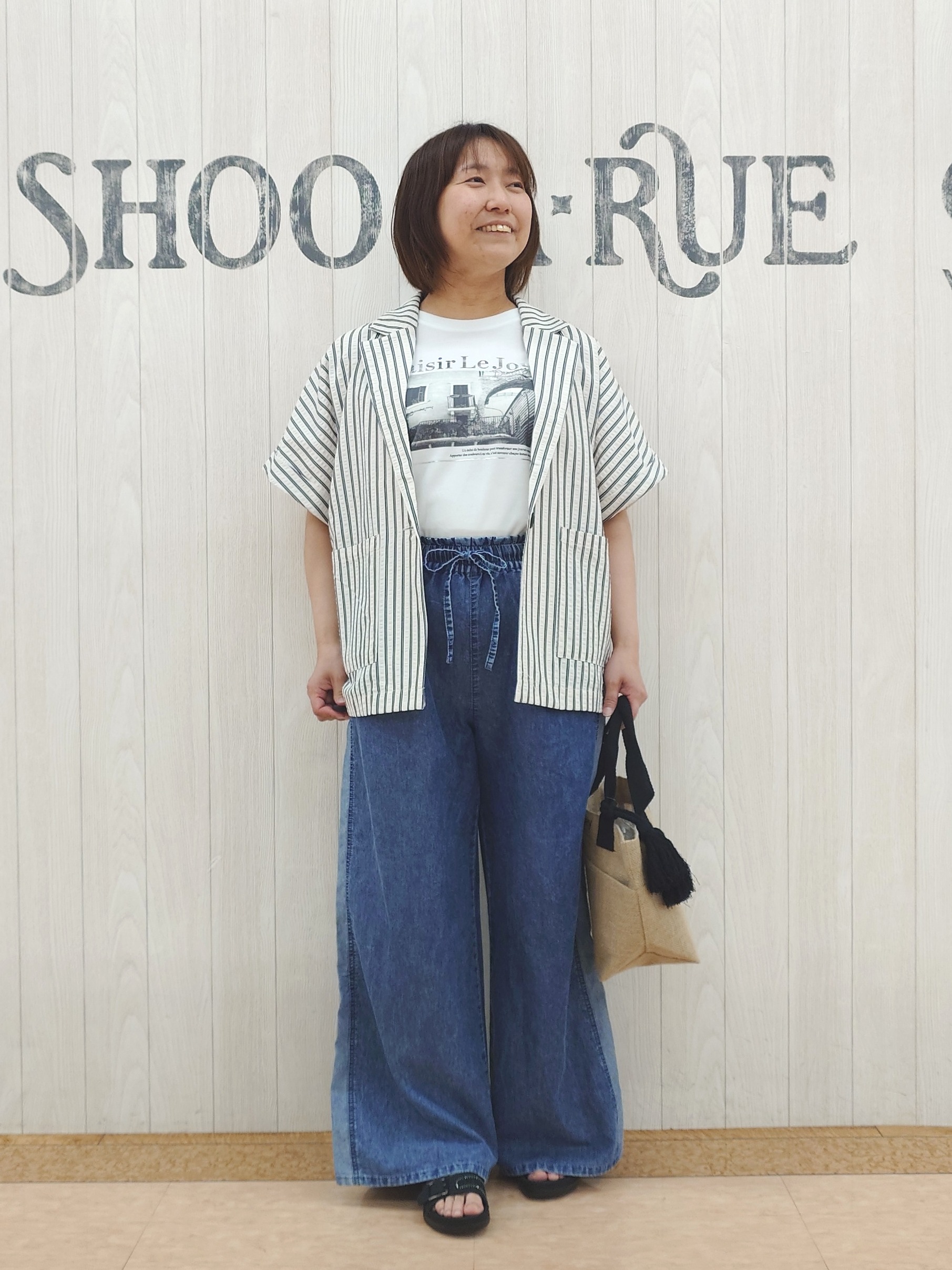 とろろさんの「SHOO･LA･RUE｜【ひんやり/吸水速乾/セットアップ可】羽織るだけで主役になる サッカーストライプシャツジャケット」を使ったコーディネート