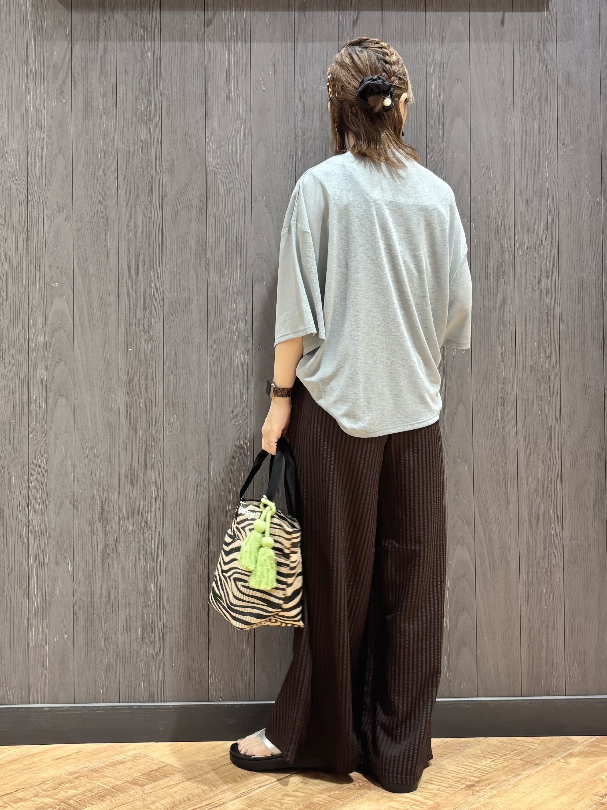 meiさんの「SHOO･LA･RUE｜【S-LL/洗濯機可/体型カバー】ゆるっとこなれる 大人のシアースラブTシャツ」を使ったコーディネート