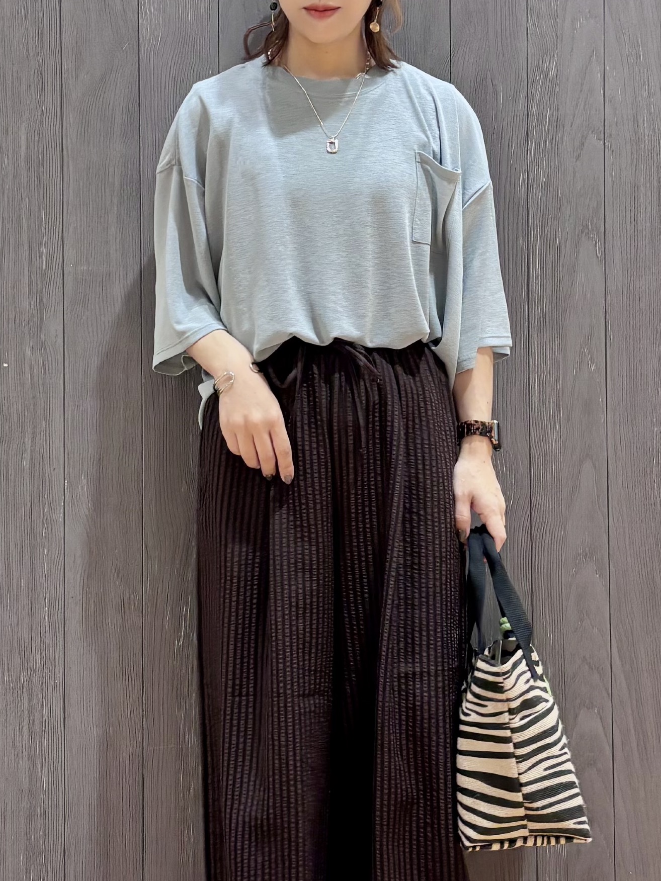 meiさんの「SHOO･LA･RUE｜【S-LL/洗濯機可/体型カバー】ゆるっとこなれる 大人のシアースラブTシャツ」を使ったコーディネート