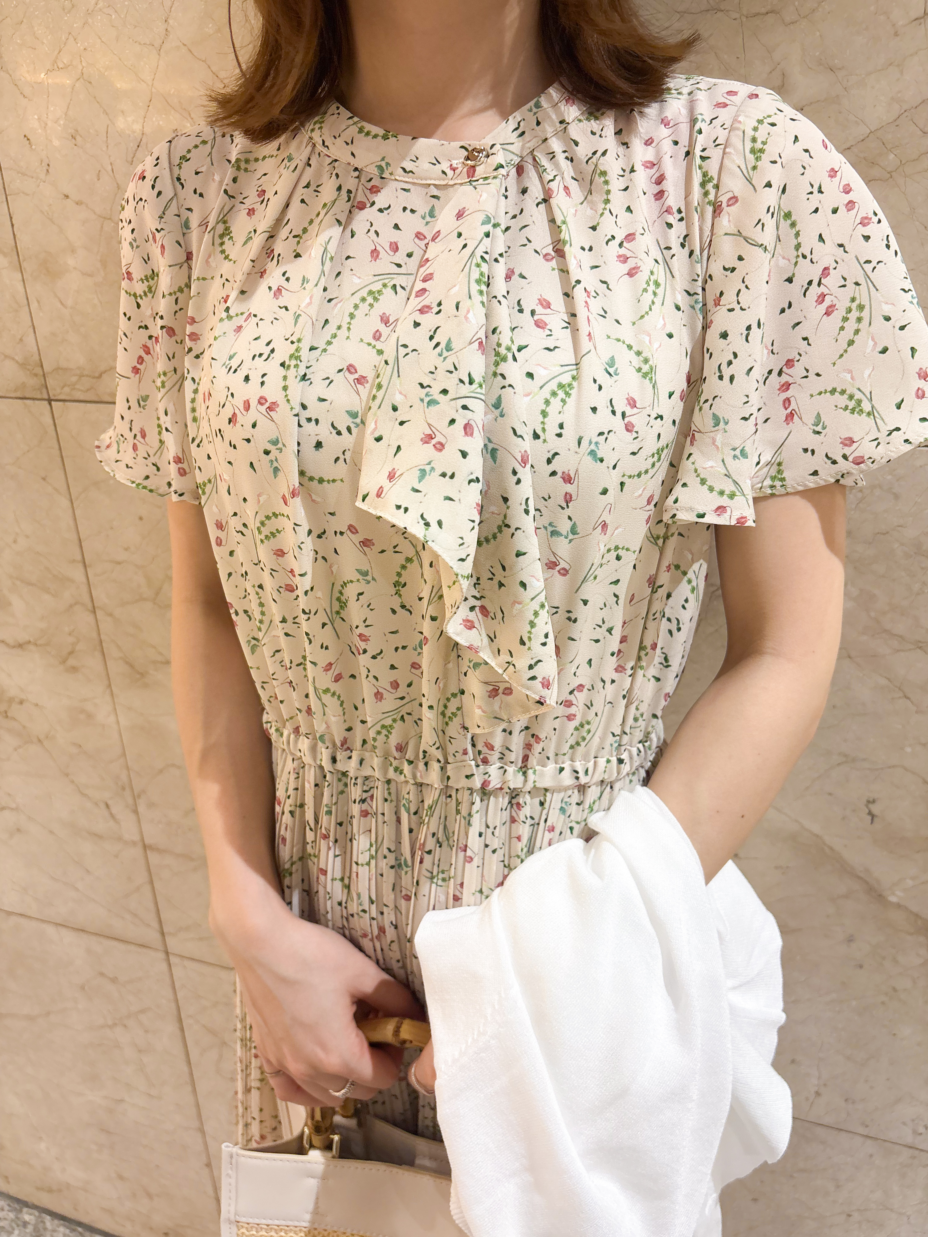 hさんの「index｜◆【日比谷花壇コラボ】ラッフルタイプリーツワンピース【防シワ/洗濯機OK】」を使ったコーディネート