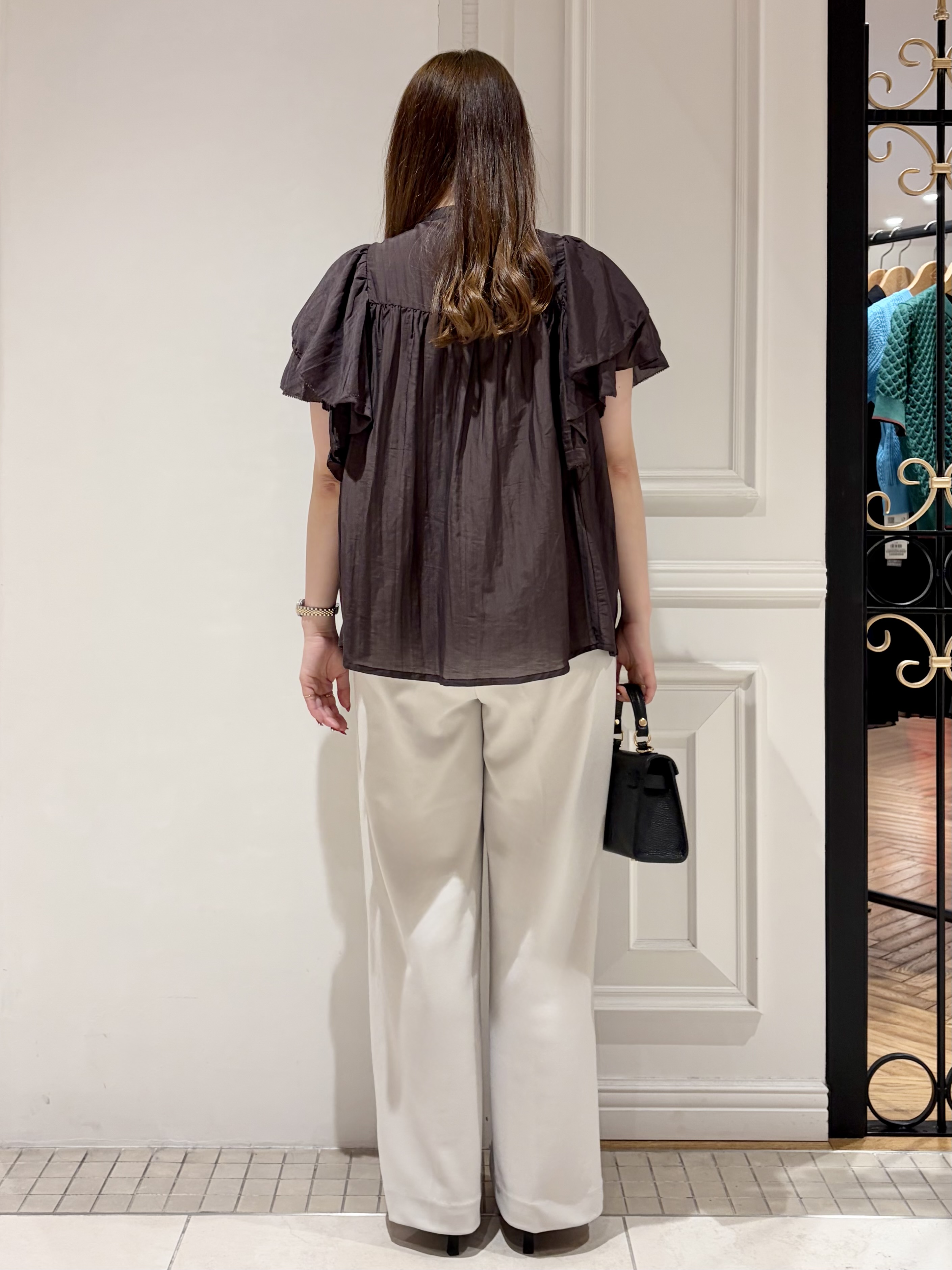 minowaさんの「DRESSTERIOR｜コットンシルク ラッフルスリーブ ブラウス」を使ったコーディネート