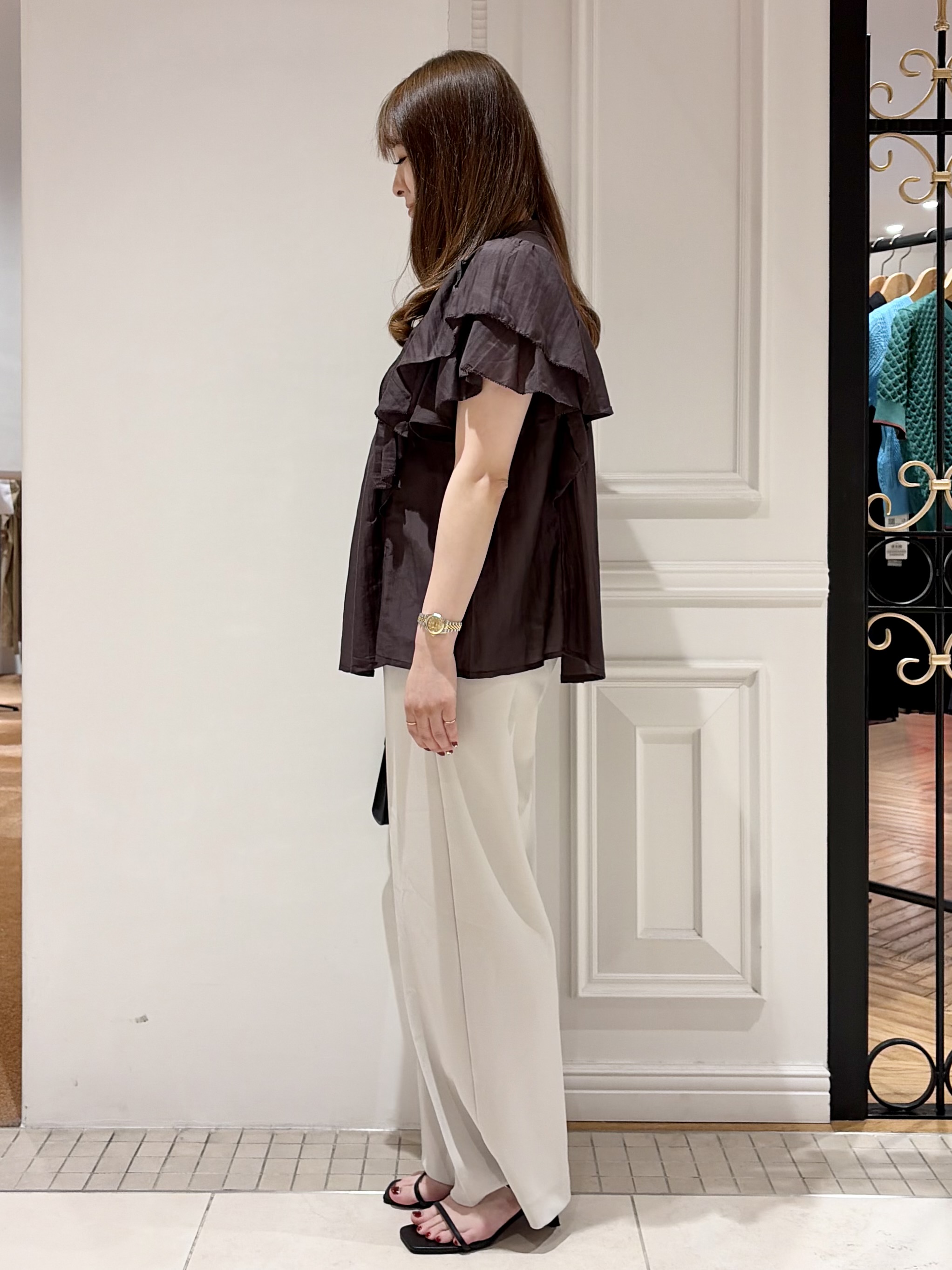 minowaさんの「DRESSTERIOR｜コットンシルク ラッフルスリーブ ブラウス」を使ったコーディネート
