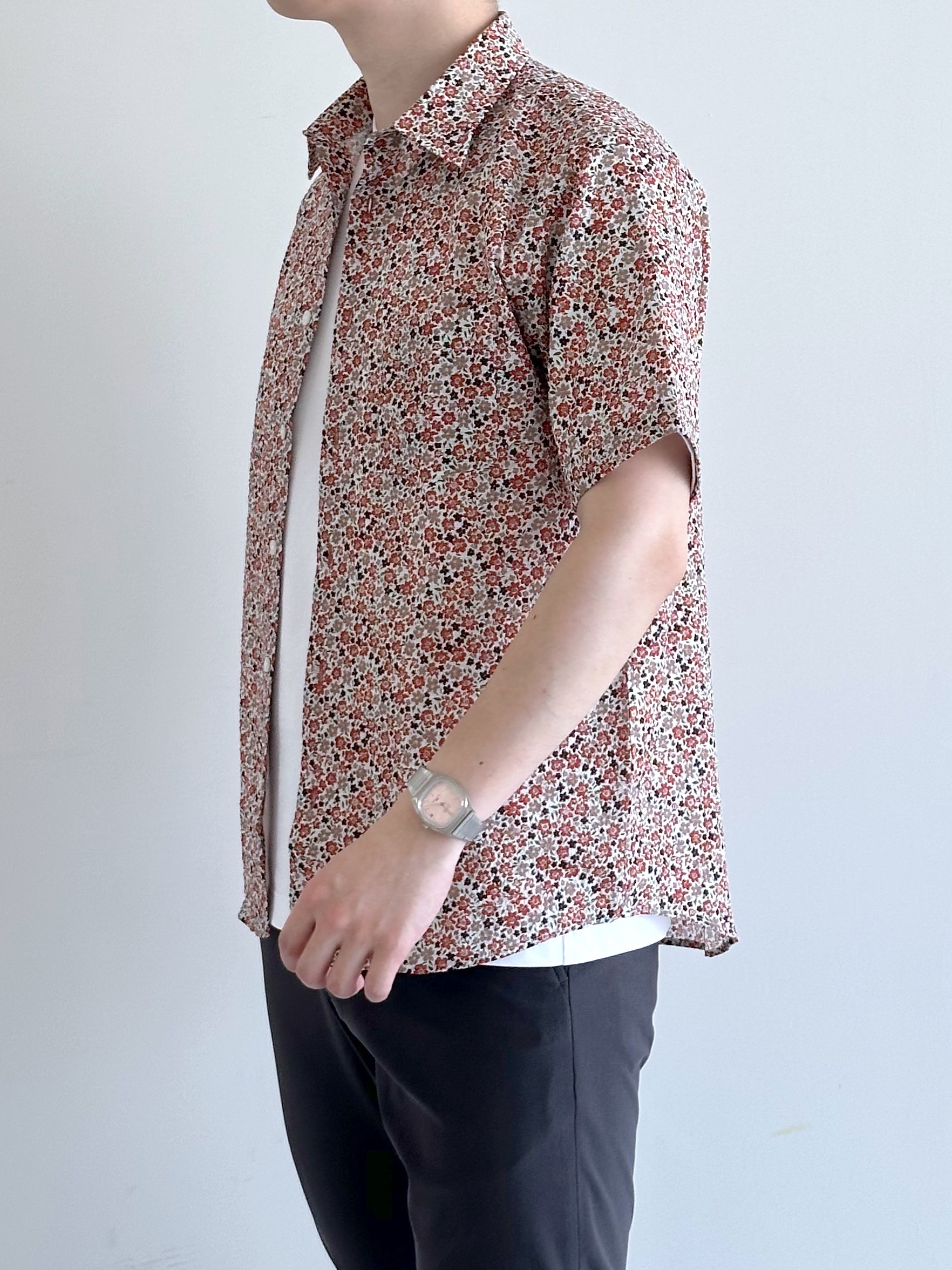 イッシーさんの「TAKEO KIKUCHI｜リップル小花シャツ」を使ったコーディネート