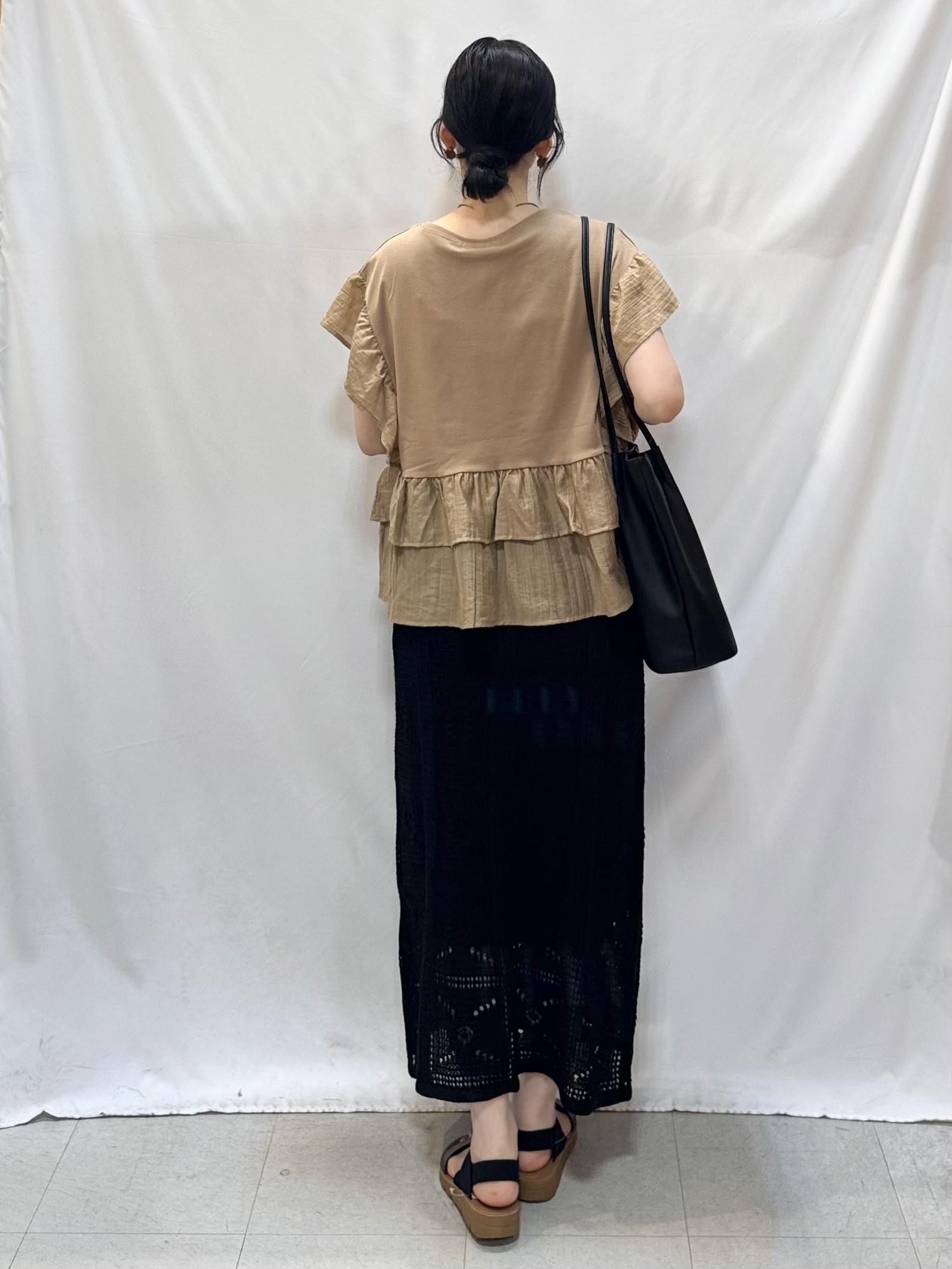 𝐇𝐢𝐫𝐨𝐦𝐢さんの「SHOO･LA･RUE｜【S-LL/洗濯機可】着るだけで決まる 主役級フリルトップス」を使ったコーディネート