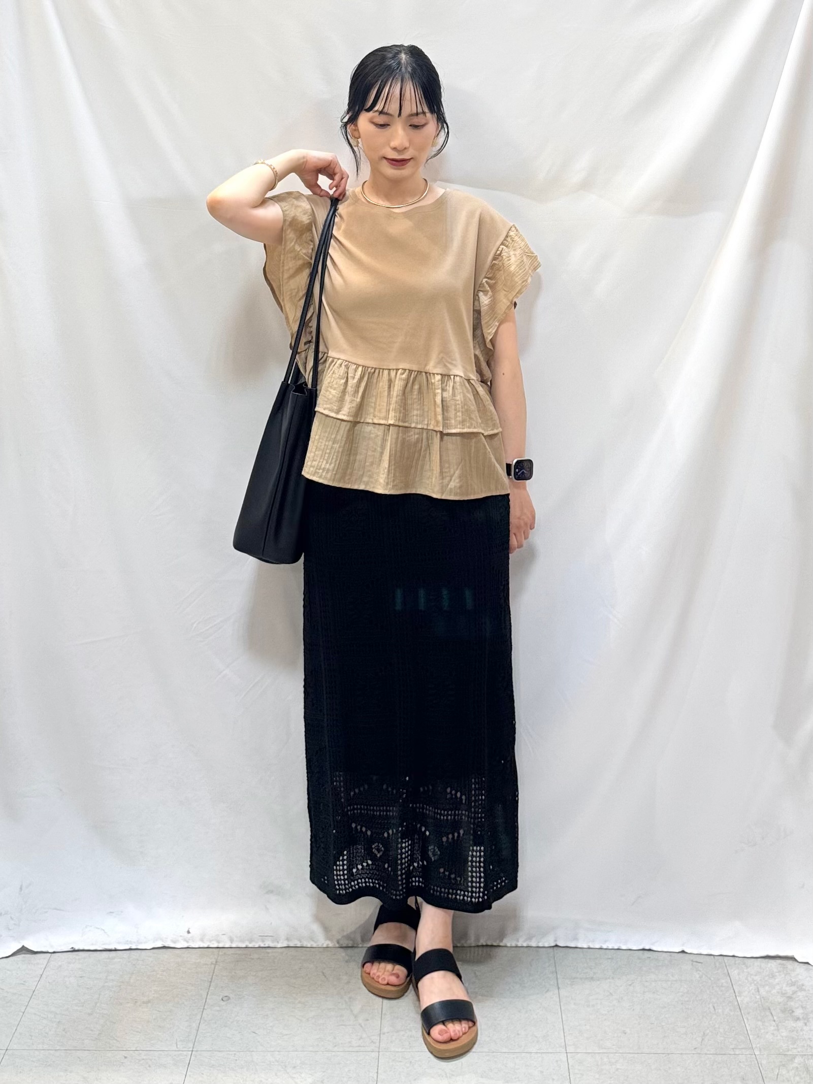 𝐇𝐢𝐫𝐨𝐦𝐢さんの「SHOO･LA･RUE｜【S-LL/洗濯機可】着るだけで決まる 主役級フリルトップス」を使ったコーディネート