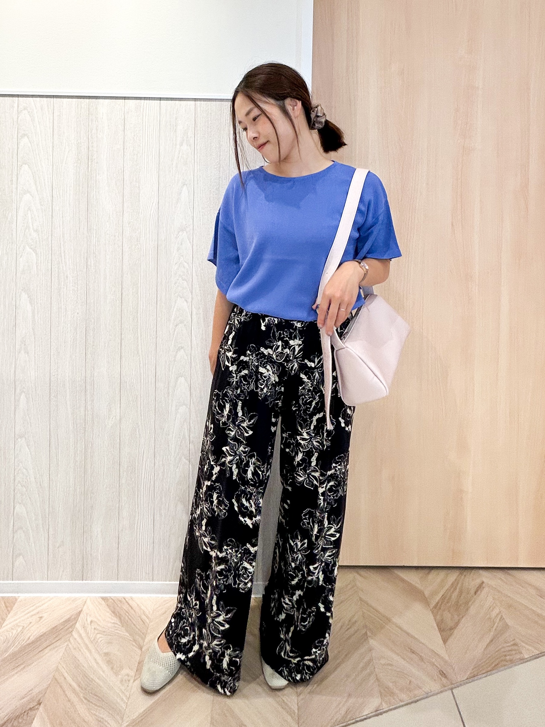 tomoさんの「SHOO･LA･RUE｜【S-LL/ひんやり/洗濯機可】インせず着られる ひらり袖ニット」を使ったコーディネート