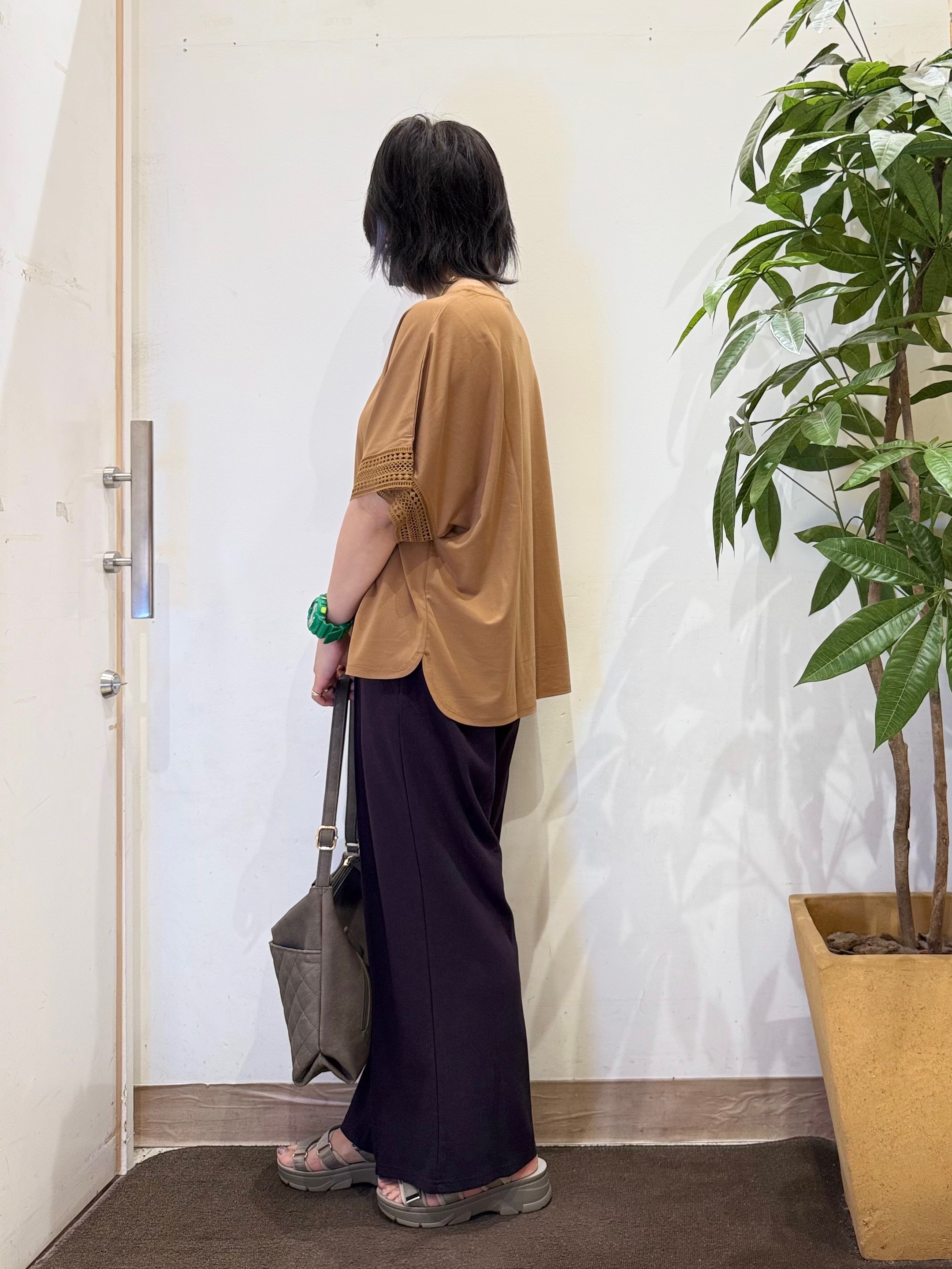 misakiさんの「SHOO･LA･RUE｜【ひんやり/UV】お袖レースが上品 ゆったりとろみトップス」を使ったコーディネート