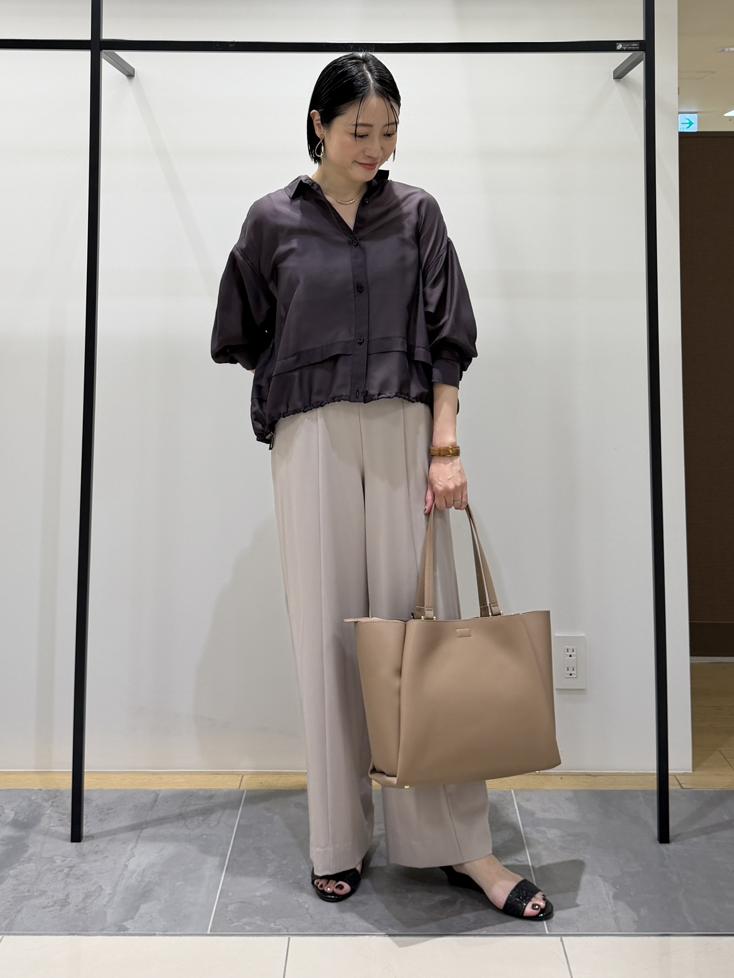 shihoさんの「INDIVI｜【接触冷感／洗える／2WAY】ドロスト付 シアーシャンブレーシャツ」を使ったコーディネート