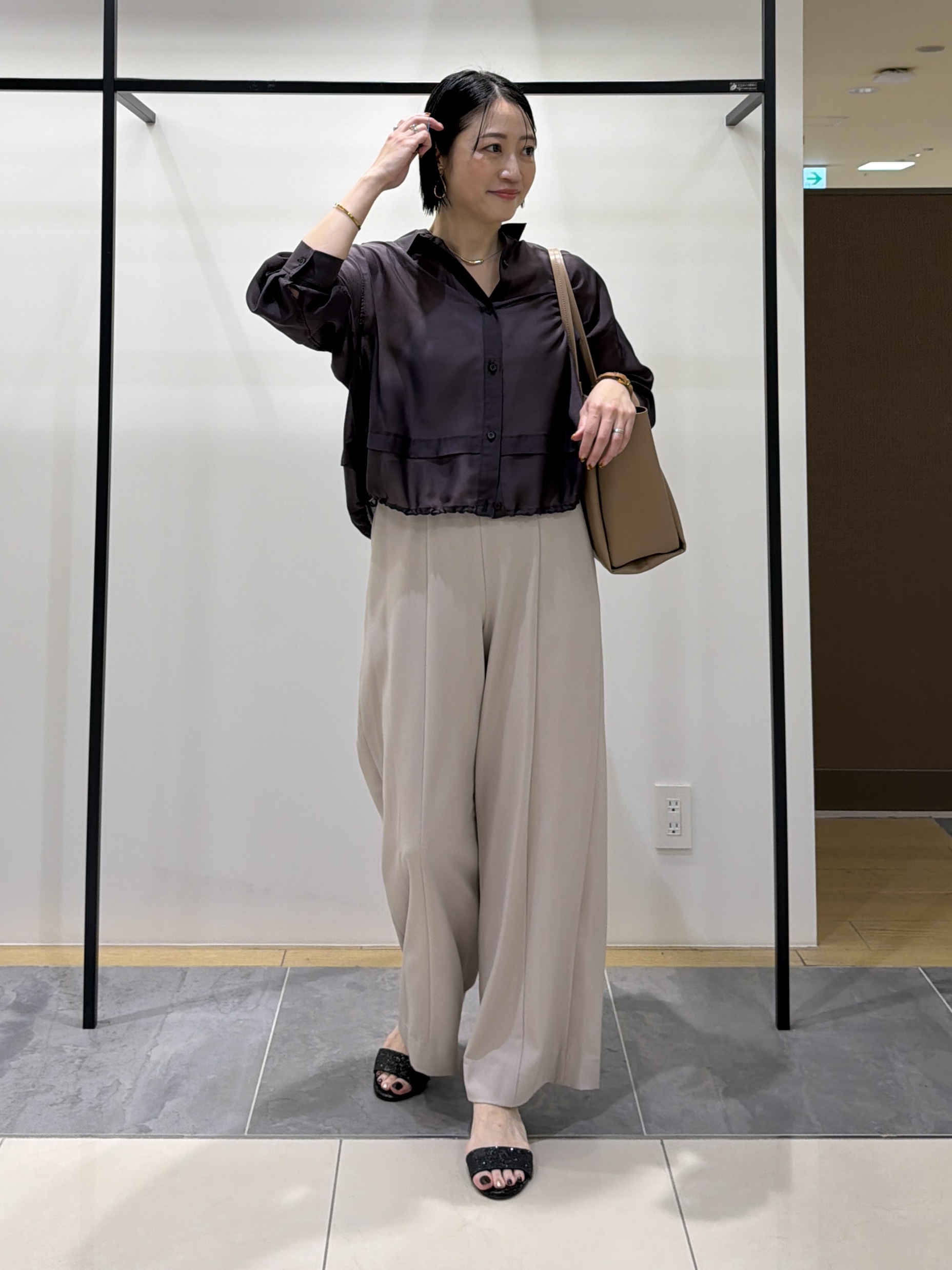 shihoさんの「INDIVI｜【接触冷感／洗える／2WAY】ドロスト付 シアーシャンブレーシャツ」を使ったコーディネート