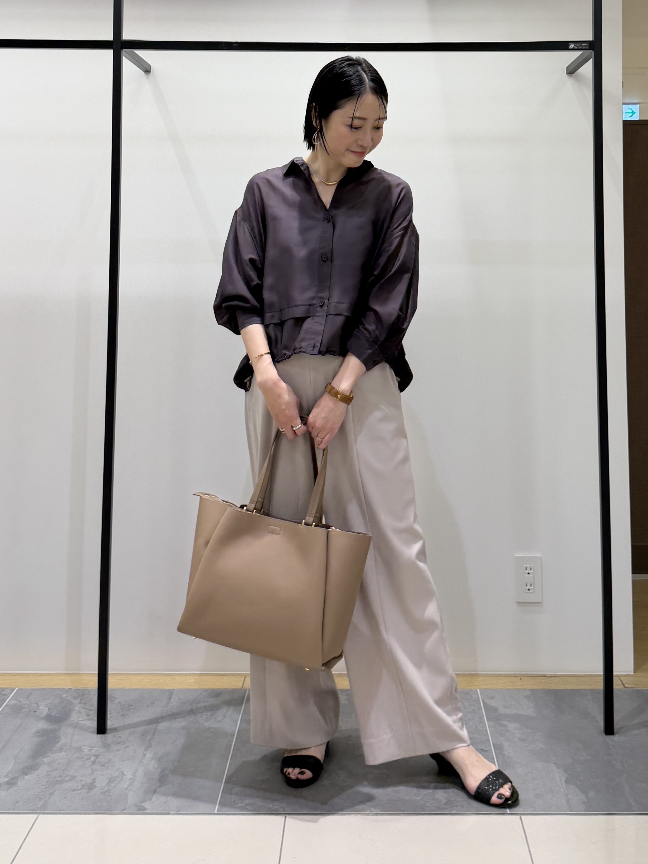 shihoさんの「INDIVI｜【接触冷感／洗える／2WAY】ドロスト付 シアーシャンブレーシャツ」を使ったコーディネート