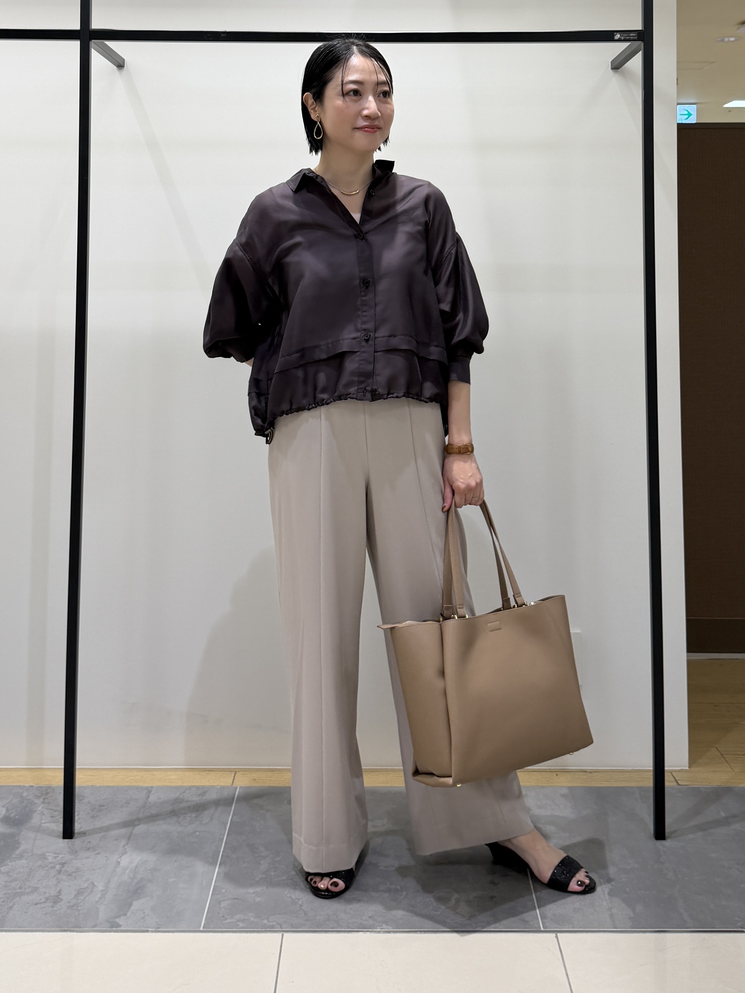 shihoさんの「INDIVI｜【接触冷感／洗える／2WAY】ドロスト付 シアーシャンブレーシャツ」を使ったコーディネート