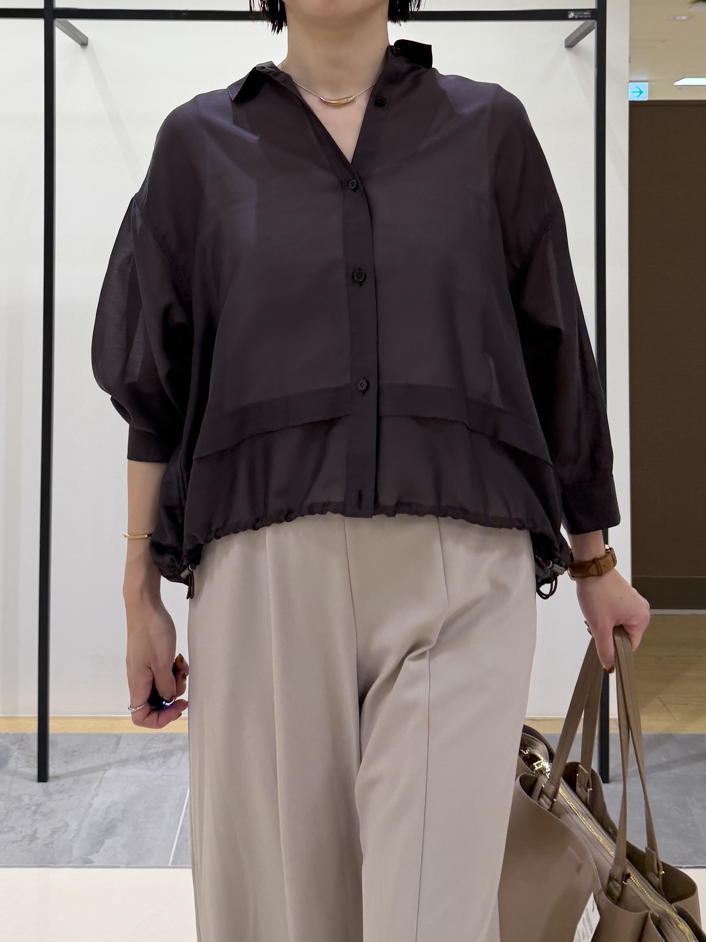shihoさんの「INDIVI｜【接触冷感／洗える／2WAY】ドロスト付 シアーシャンブレーシャツ」を使ったコーディネート