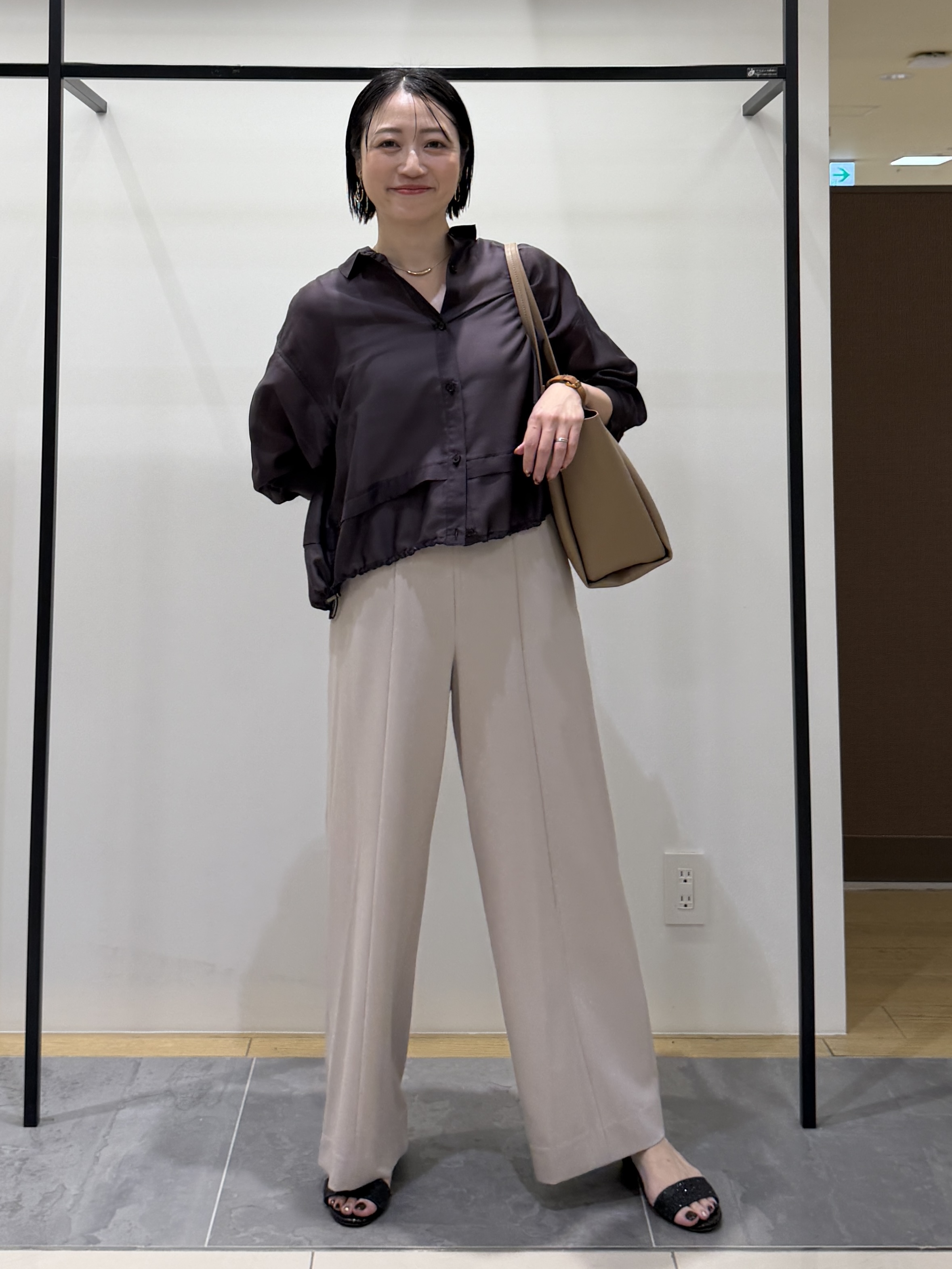 shihoさんの「INDIVI｜【接触冷感／洗える／2WAY】ドロスト付 シアーシャンブレーシャツ」を使ったコーディネート