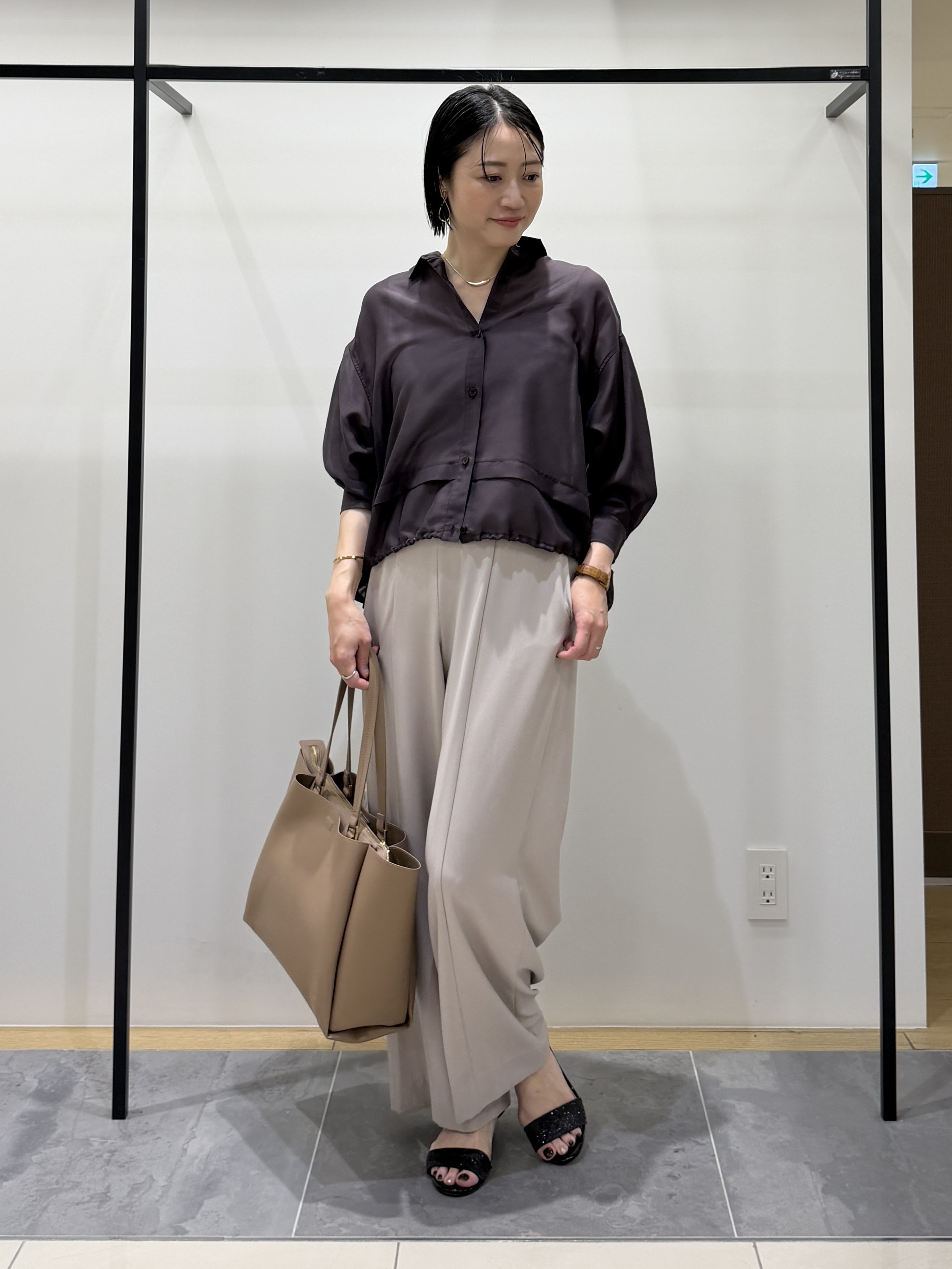 shihoさんの「INDIVI｜【接触冷感／洗える／2WAY】ドロスト付 シアーシャンブレーシャツ」を使ったコーディネート