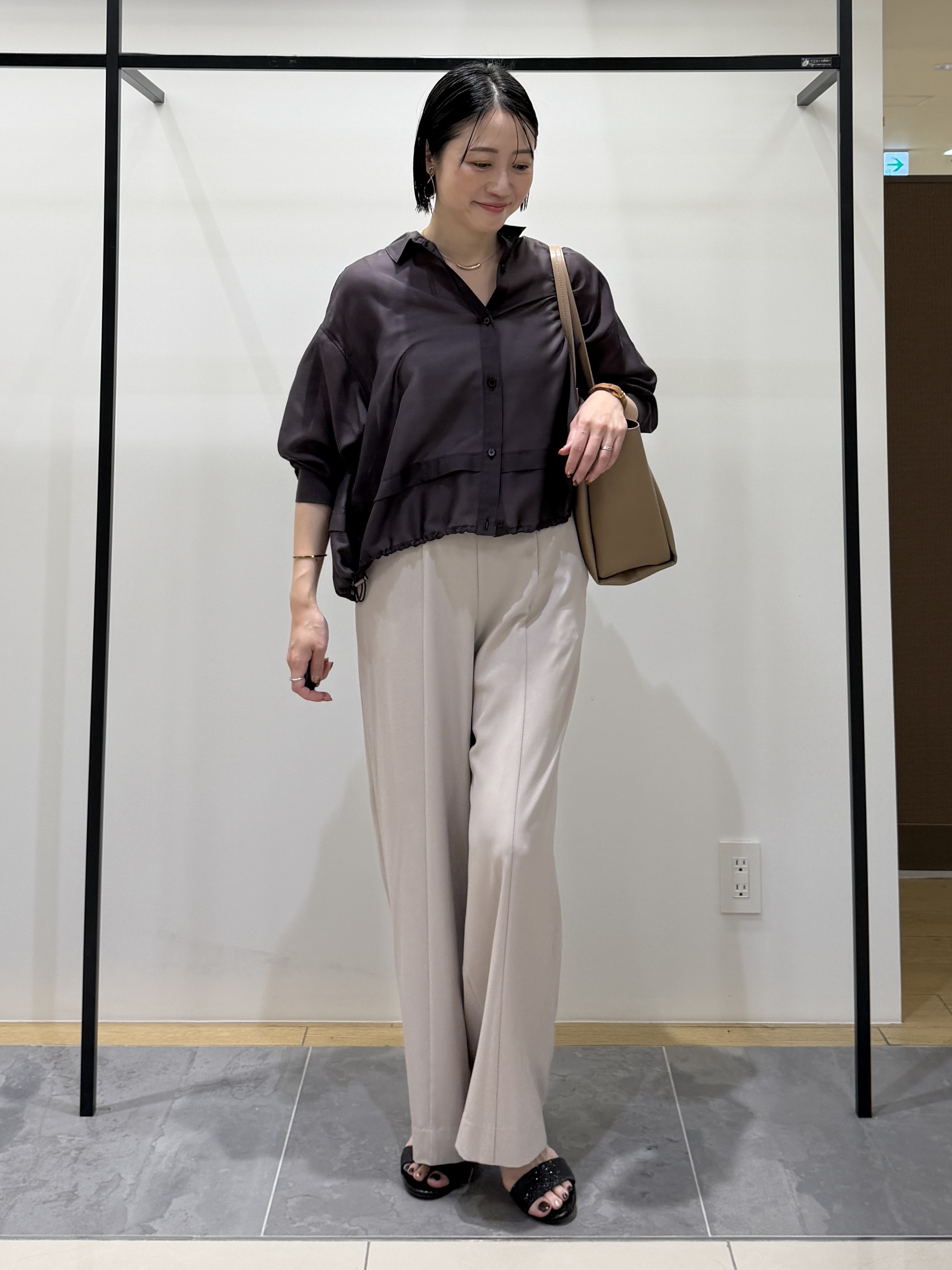 shihoさんの「INDIVI｜【接触冷感／洗える／2WAY】ドロスト付 シアーシャンブレーシャツ」を使ったコーディネート