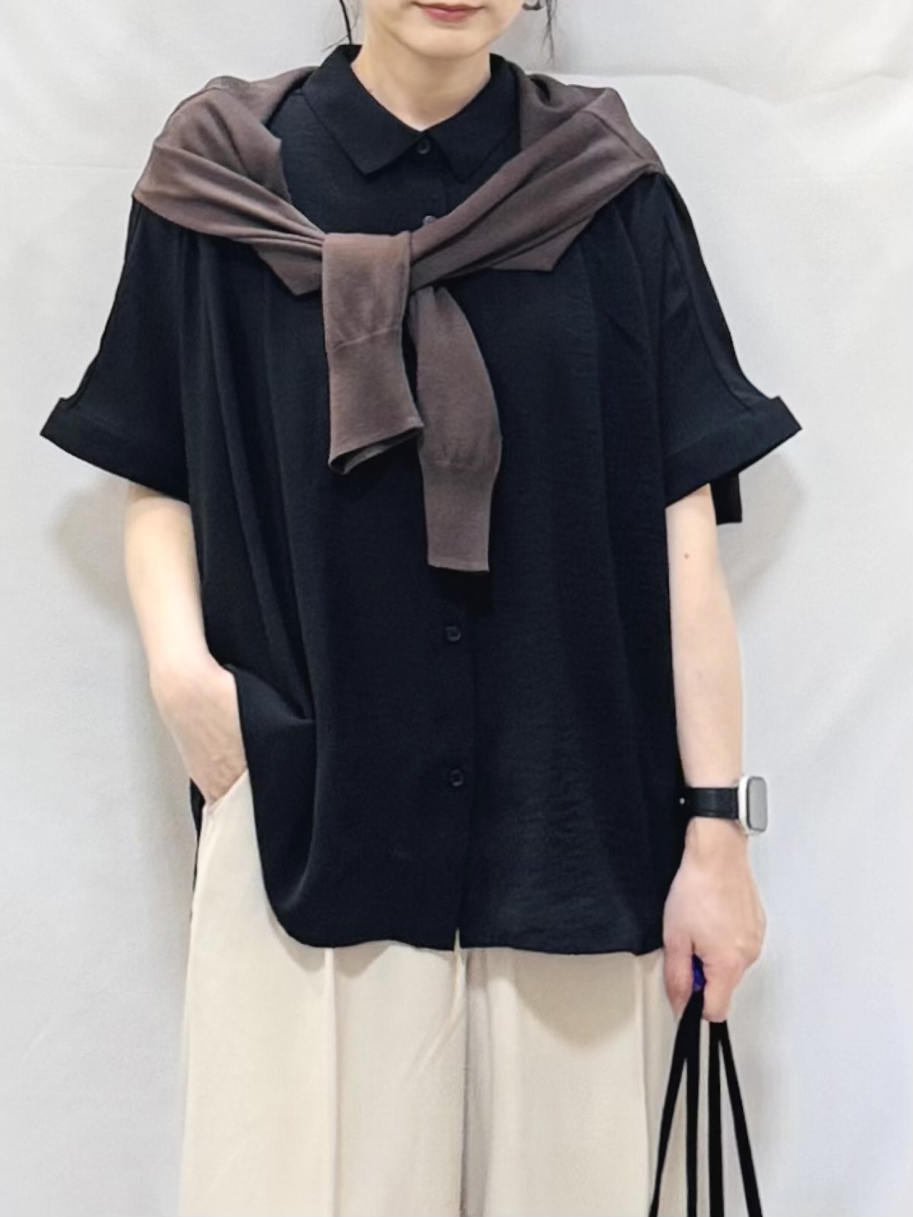 𝐇𝐢𝐫𝐨𝐦𝐢さんの「SHOO･LA･RUE｜【洗濯機可/ひんやり/UV】さらっとしたタッチが心地よい ショート丈 Vネックカーディガン」を使ったコーディネート