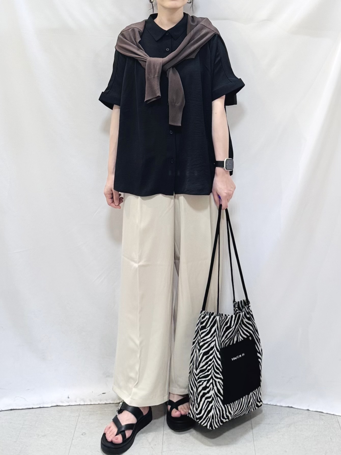 𝐇𝐢𝐫𝐨𝐦𝐢さんの「SHOO･LA･RUE｜【洗濯機可/ひんやり/UV】さらっとしたタッチが心地よい ショート丈 Vネックカーディガン」を使ったコーディネート