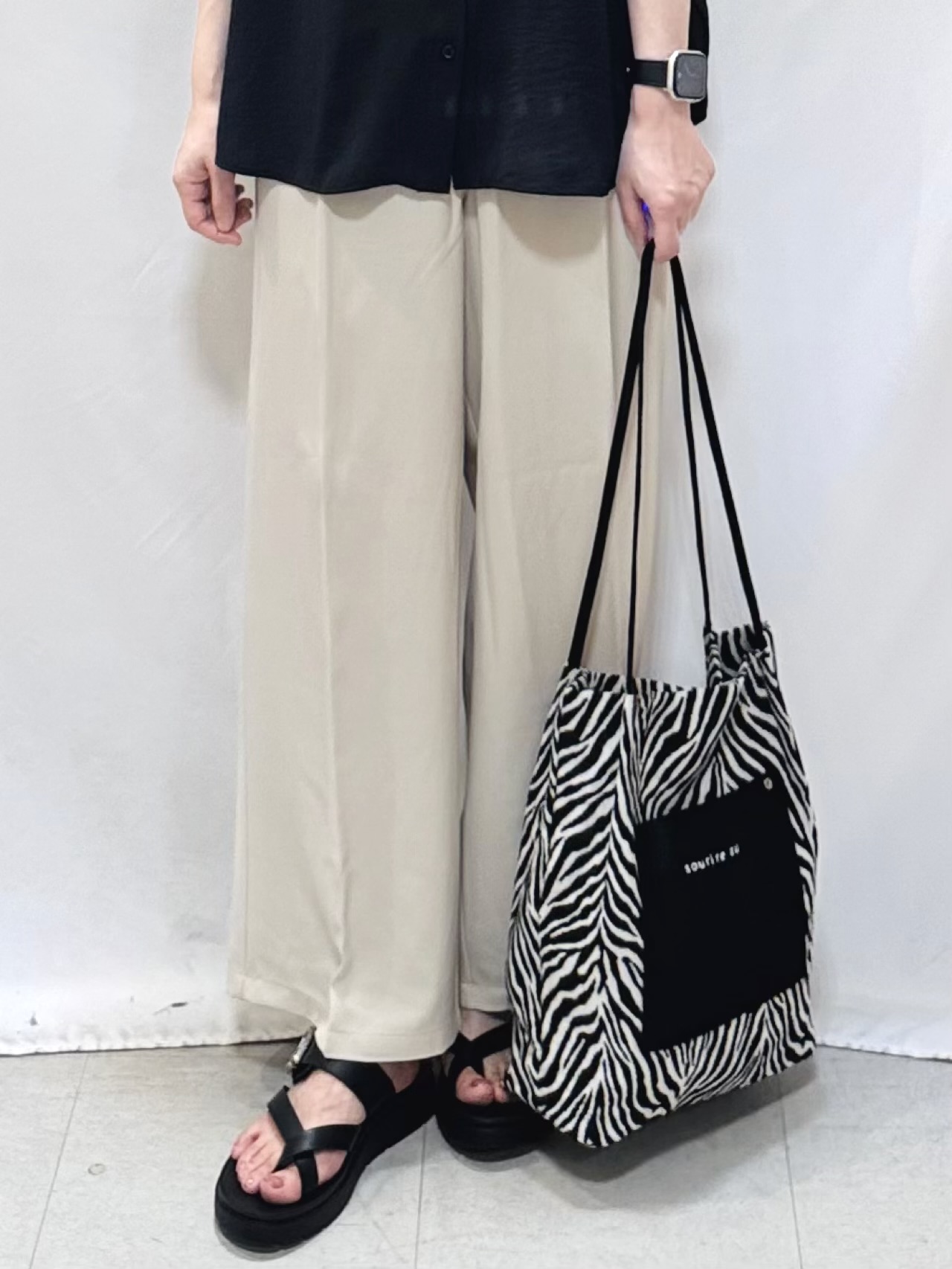 𝐇𝐢𝐫𝐨𝐦𝐢さんの「SHOO･LA･RUE｜【洗濯機可/ひんやり/UV】さらっとしたタッチが心地よい ショート丈 Vネックカーディガン」を使ったコーディネート