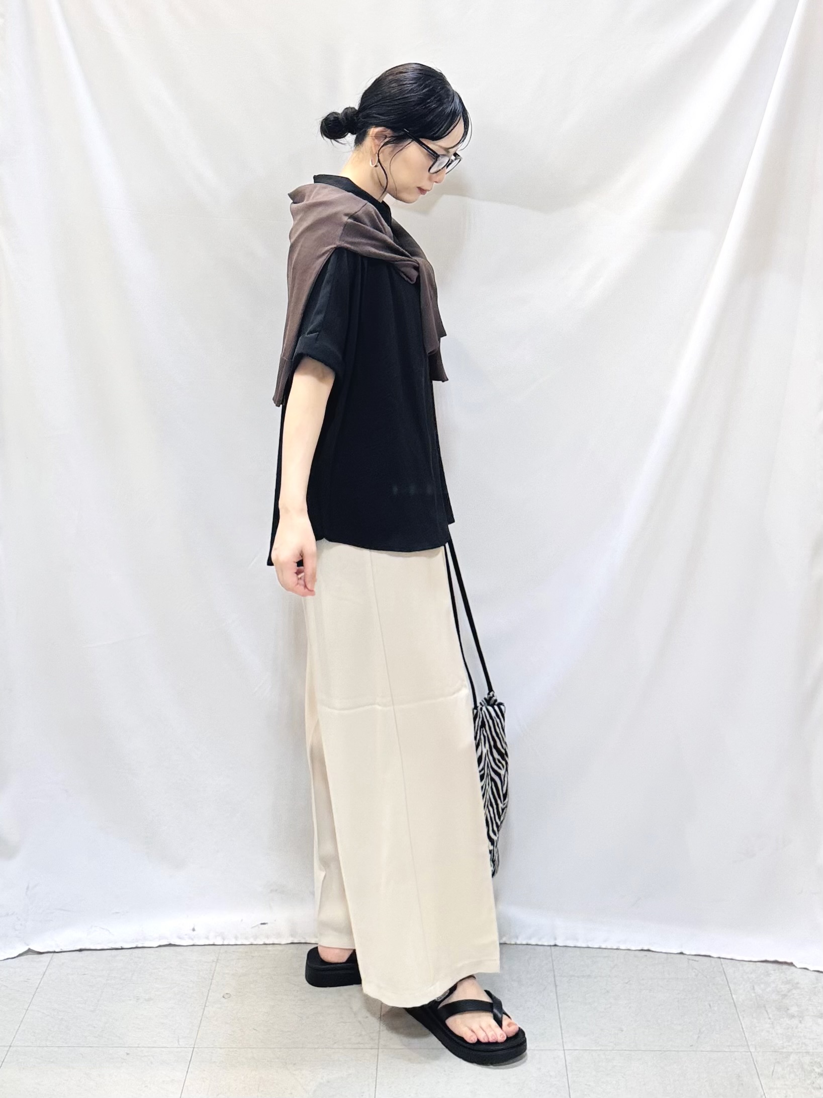 𝐇𝐢𝐫𝐨𝐦𝐢さんの「SHOO･LA･RUE｜【洗濯機可/ひんやり/UV】さらっとしたタッチが心地よい ショート丈 Vネックカーディガン」を使ったコーディネート