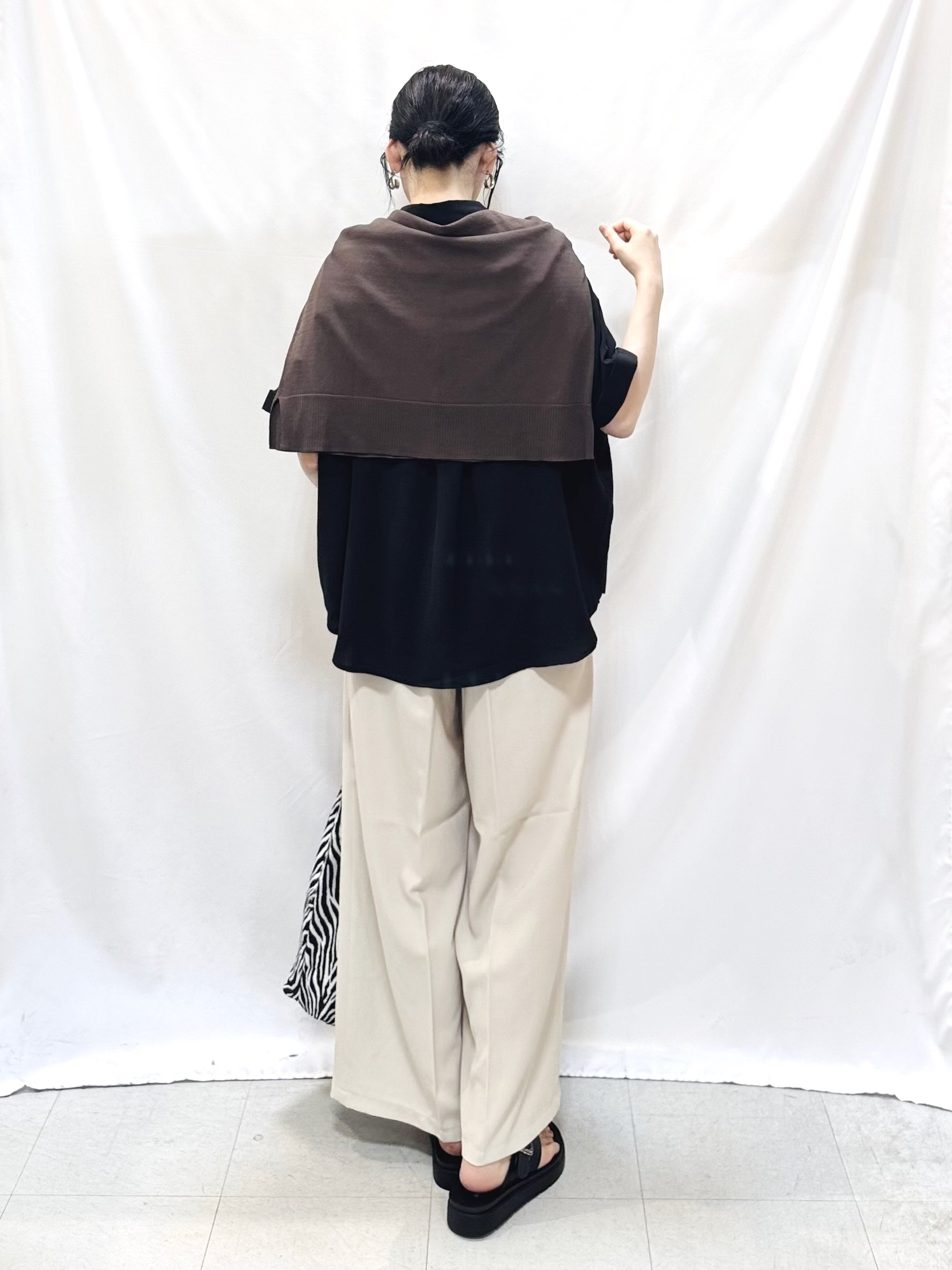 𝐇𝐢𝐫𝐨𝐦𝐢さんの「SHOO･LA･RUE｜【洗濯機可/ひんやり/UV】さらっとしたタッチが心地よい ショート丈 Vネックカーディガン」を使ったコーディネート
