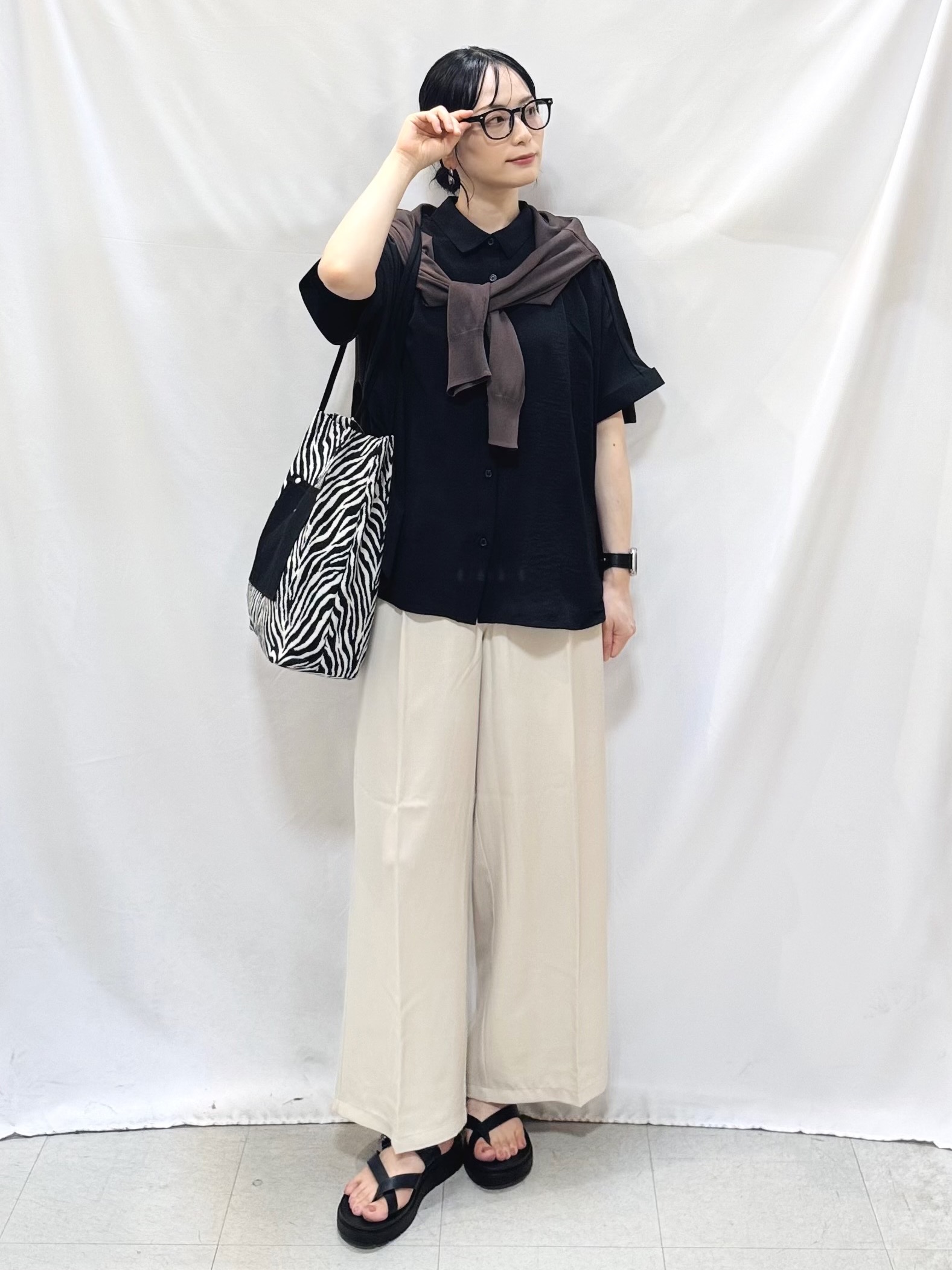 𝐇𝐢𝐫𝐨𝐦𝐢さんの「SHOO･LA･RUE｜【洗濯機可/ひんやり/UV】さらっとしたタッチが心地よい ショート丈 Vネックカーディガン」を使ったコーディネート
