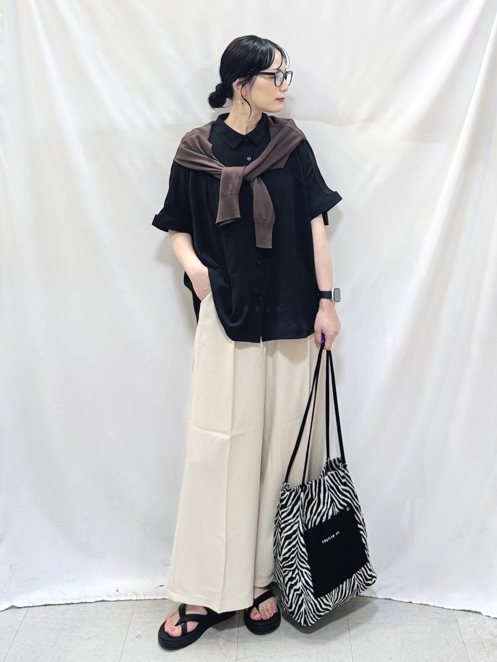 𝐇𝐢𝐫𝐨𝐦𝐢さんの「SHOO･LA･RUE｜【洗濯機可/ひんやり/UV】さらっとしたタッチが心地よい ショート丈 Vネックカーディガン」を使ったコーディネート