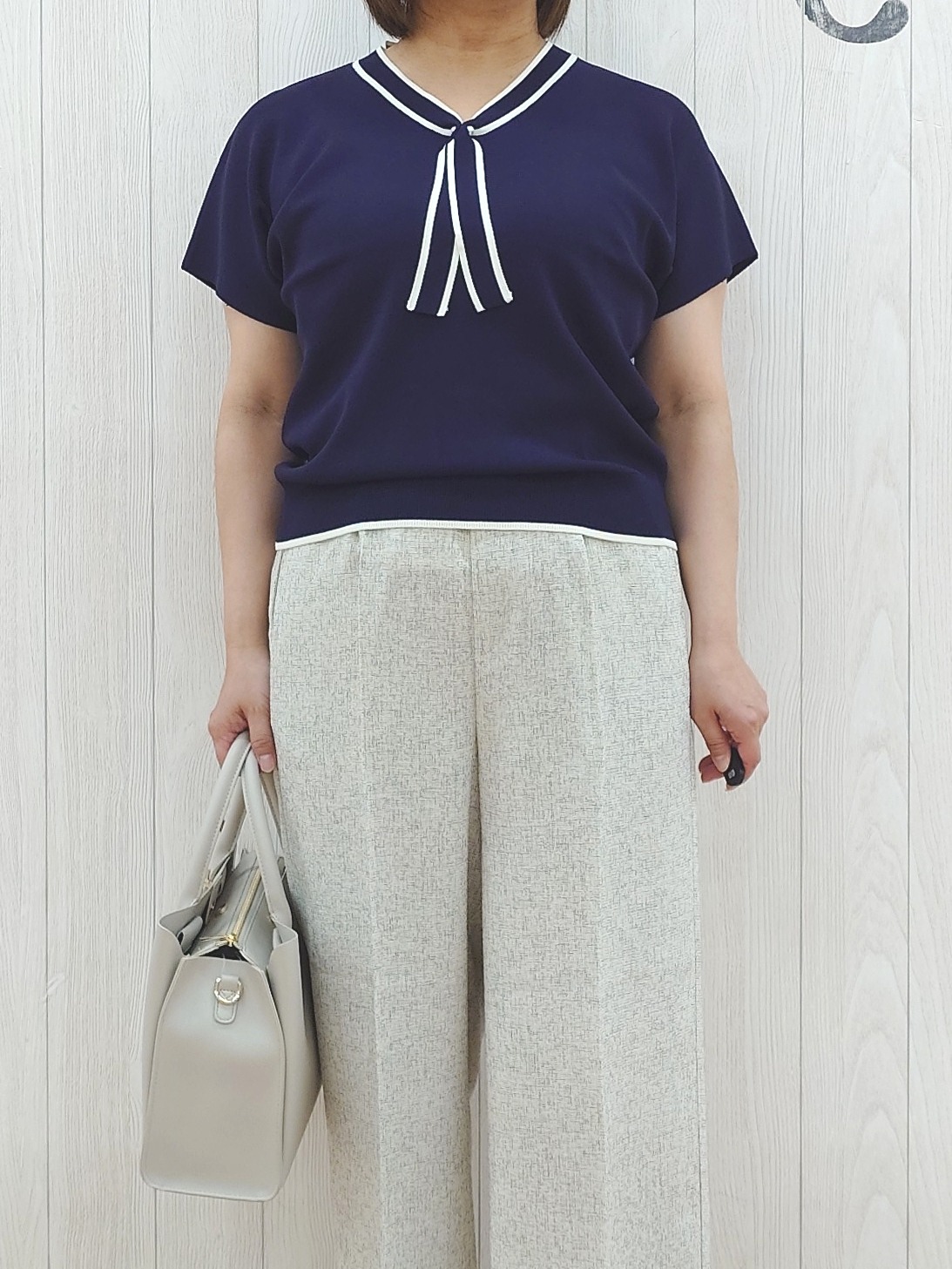 とろろさんの「SHOO･LA･RUE｜【ひんやり/毎日洗える/UV/S-LL】二の腕も隠せる 配色ボウタイトップス」を使ったコーディネート
