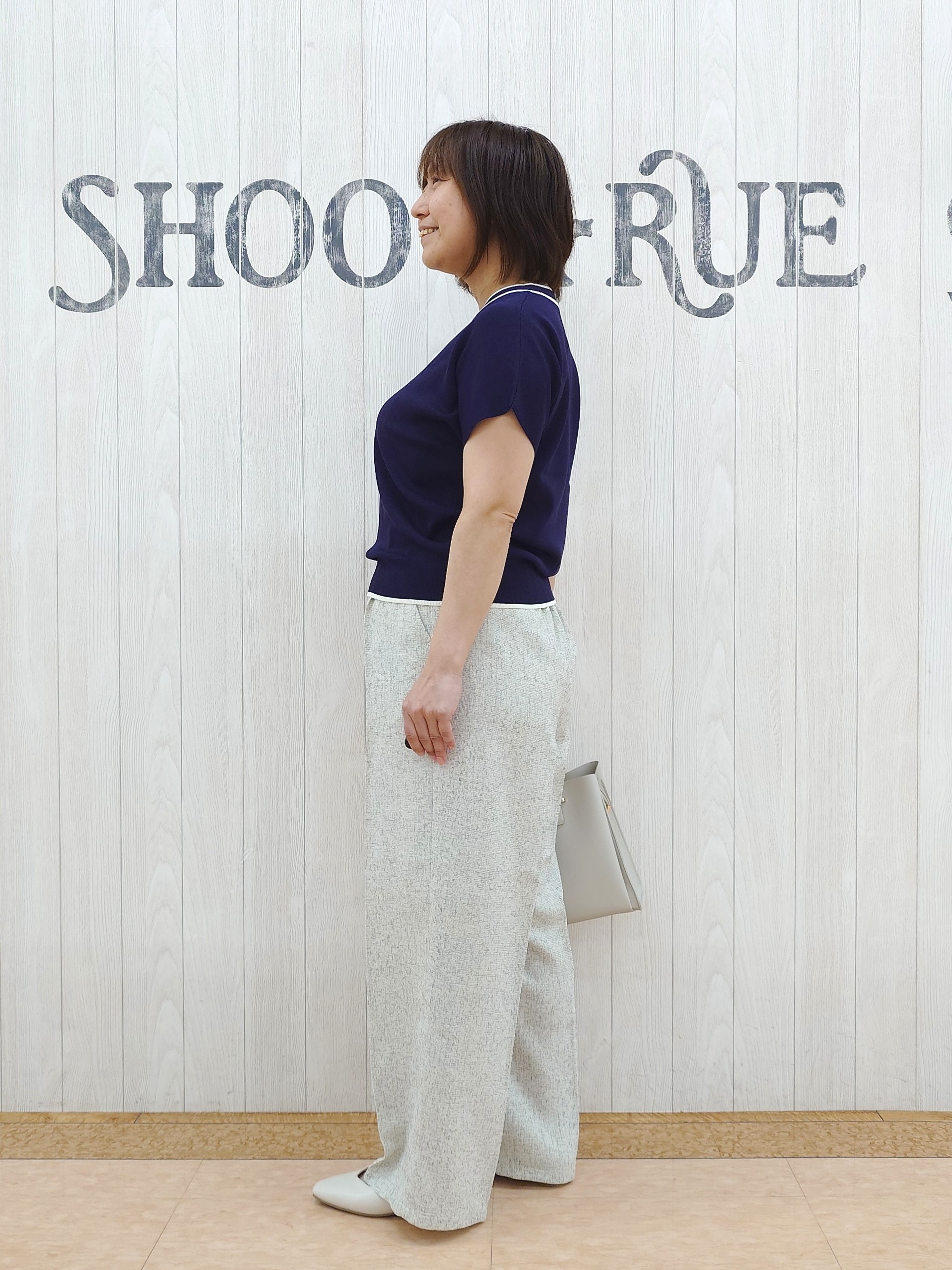 とろろさんの「SHOO･LA･RUE｜【ひんやり/毎日洗える/UV/S-LL】二の腕も隠せる 配色ボウタイトップス」を使ったコーディネート