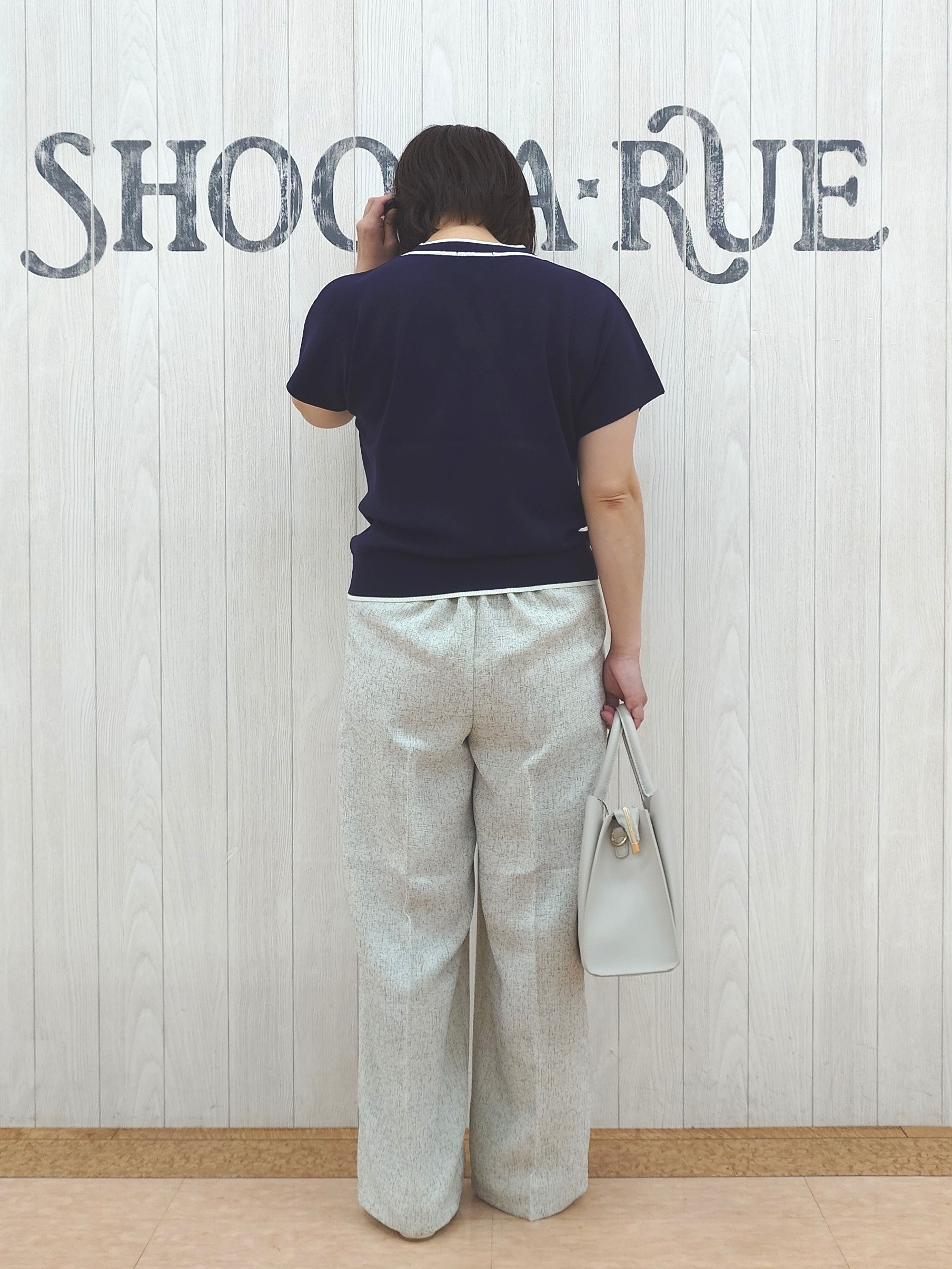 とろろさんの「SHOO･LA･RUE｜【ひんやり/毎日洗える/UV/S-LL】二の腕も隠せる 配色ボウタイトップス」を使ったコーディネート