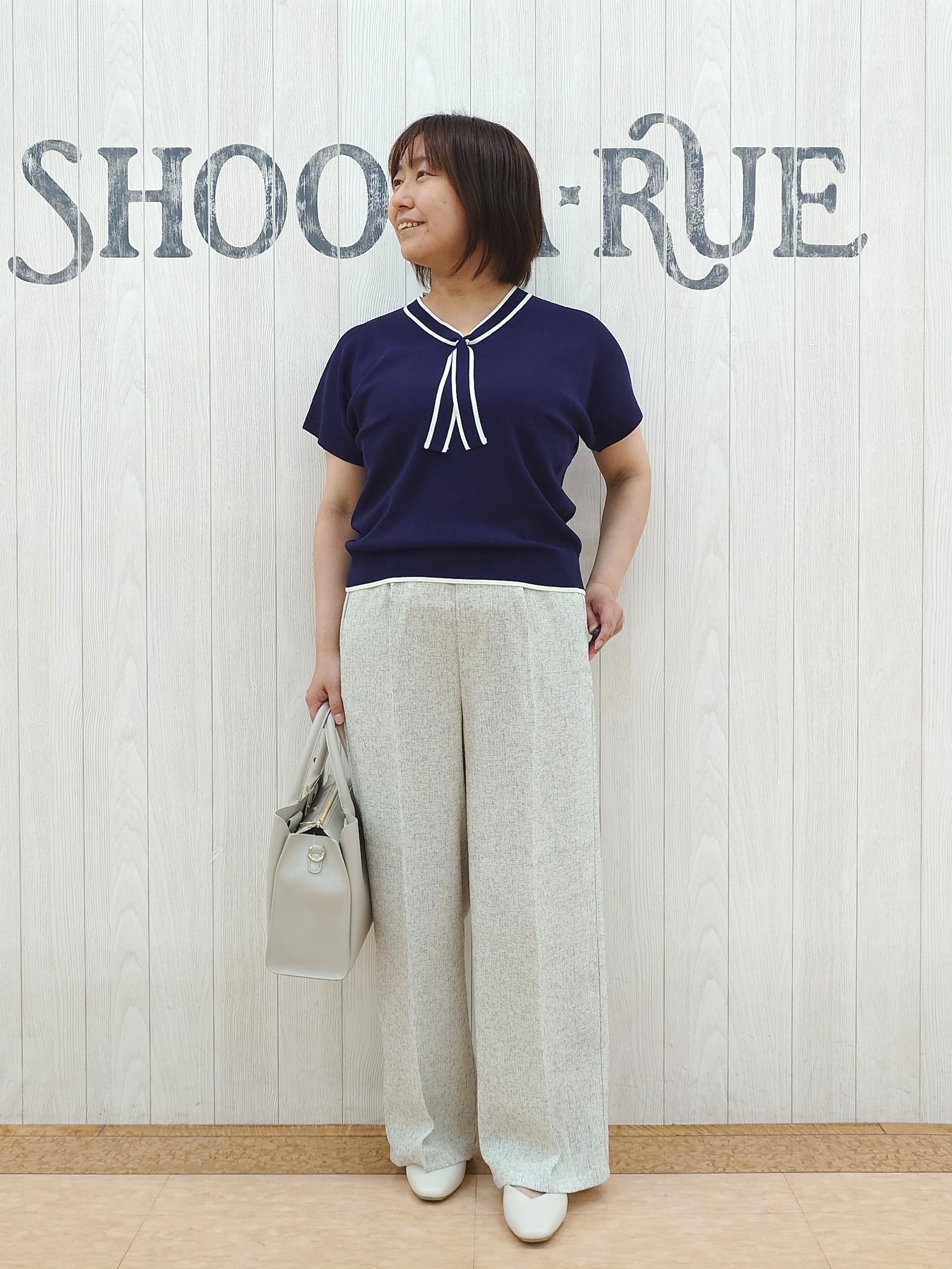 とろろさんの「SHOO･LA･RUE｜【ひんやり/毎日洗える/UV/S-LL】二の腕も隠せる 配色ボウタイトップス」を使ったコーディネート