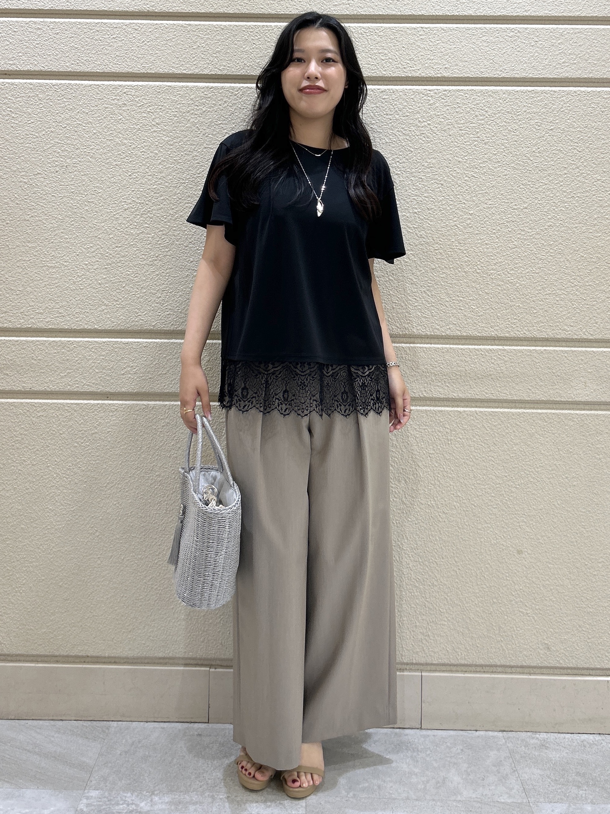 Momokaさんの「COUP DE CHANCE｜【手洗い可／日本製／接触冷感】裾レースカットソー」を使ったコーディネート