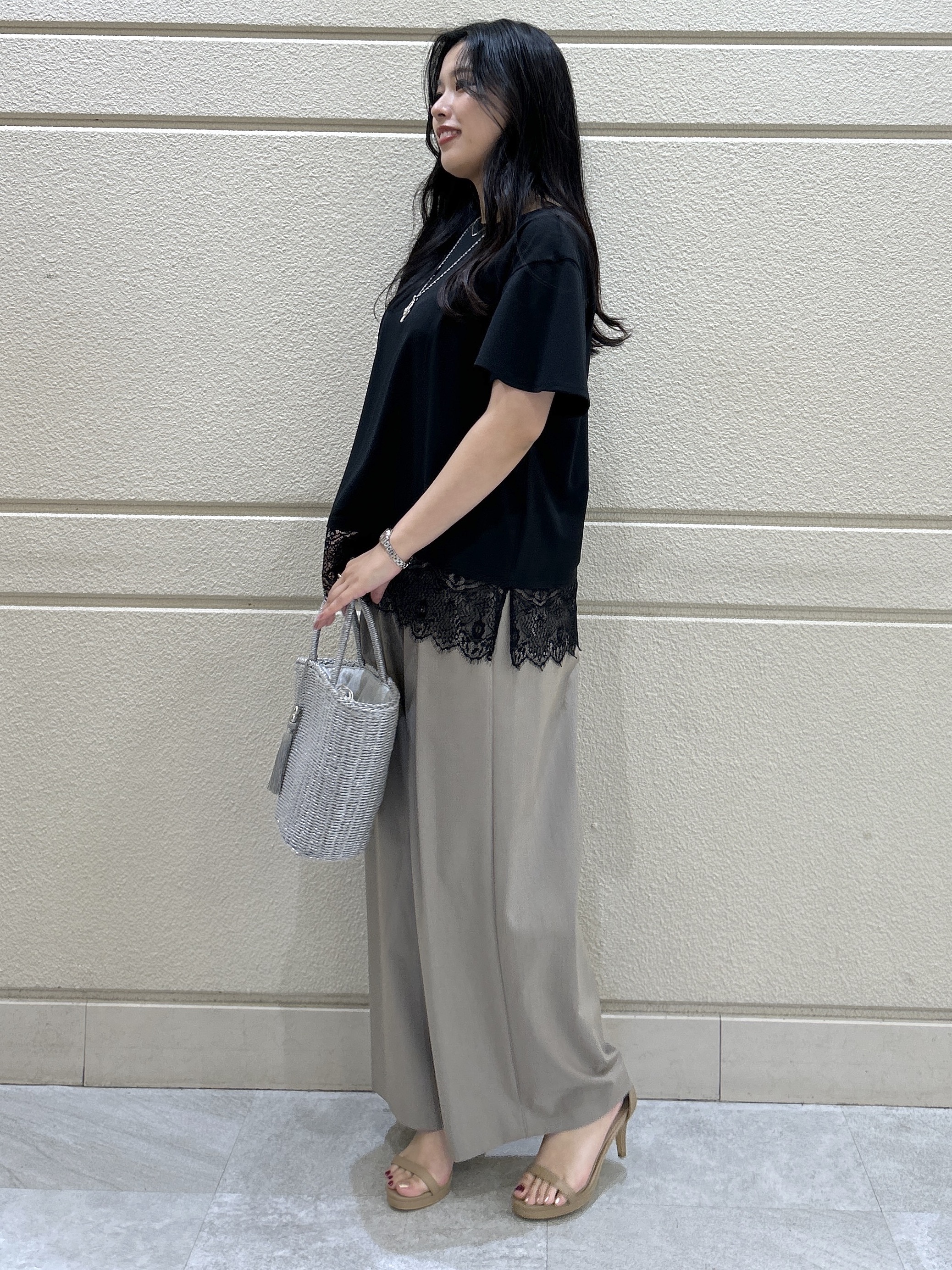 Momokaさんの「COUP DE CHANCE｜【手洗い可／日本製／接触冷感】裾レースカットソー」を使ったコーディネート